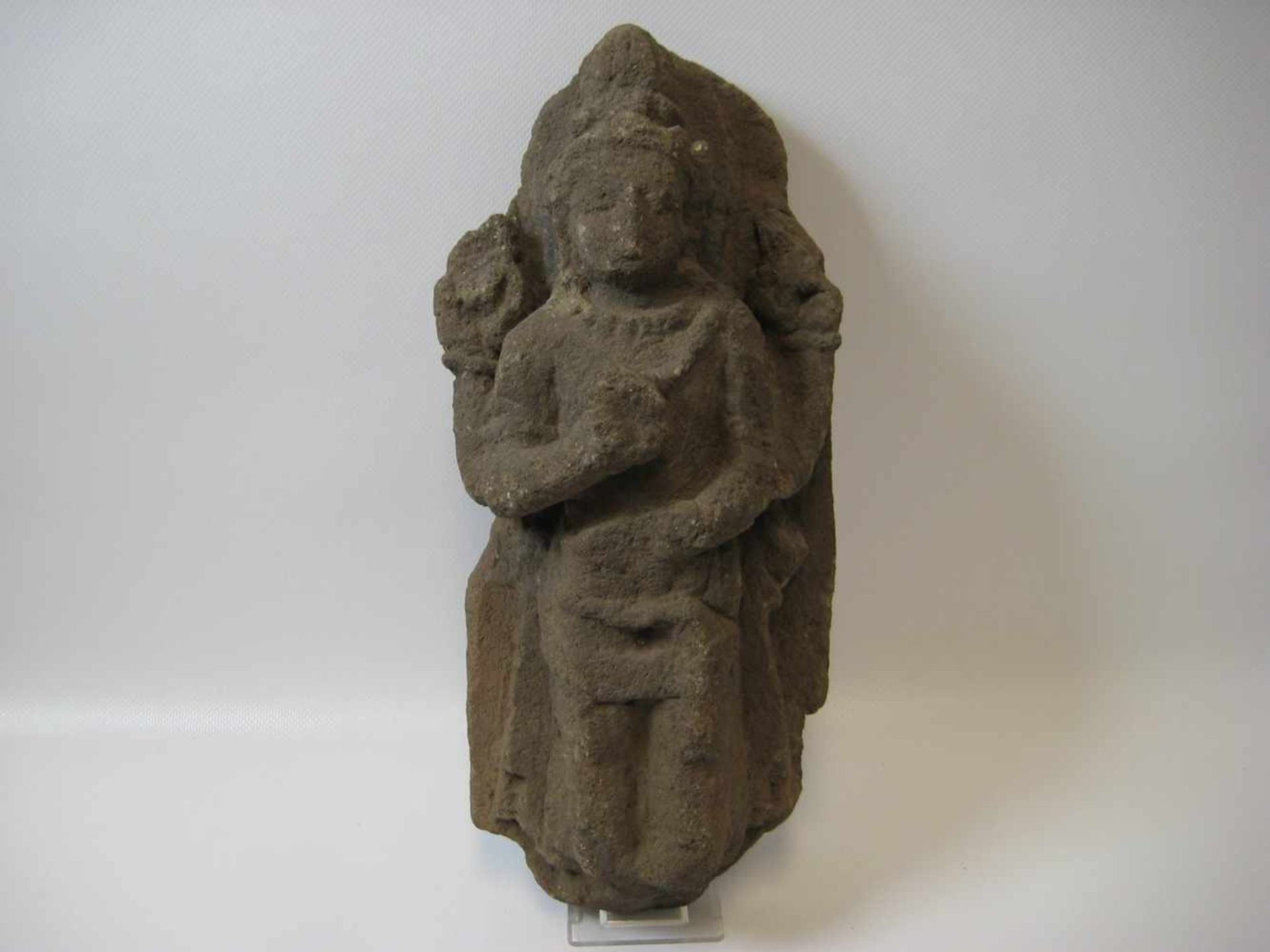 Vierarmige Götterfigur, wohl Indien, Stein, 34 x 15 x 10 cm.- - -19.00 % buyer's premium on the