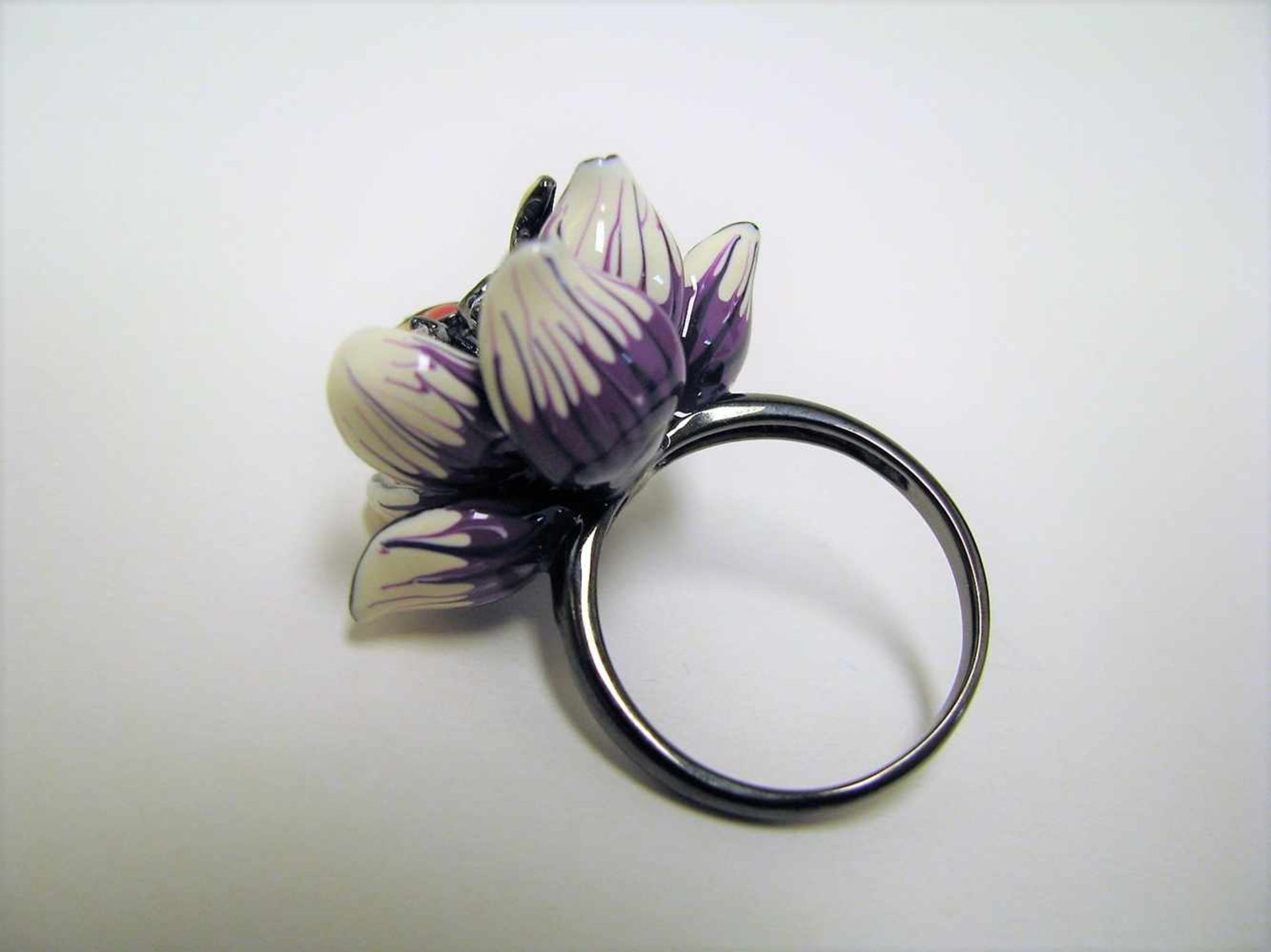 Designer-Ring mit reich emaillierter Blüte und Libelle, Zirkoniabesatz, 925er Sterlingsilber, - Bild 2 aus 2