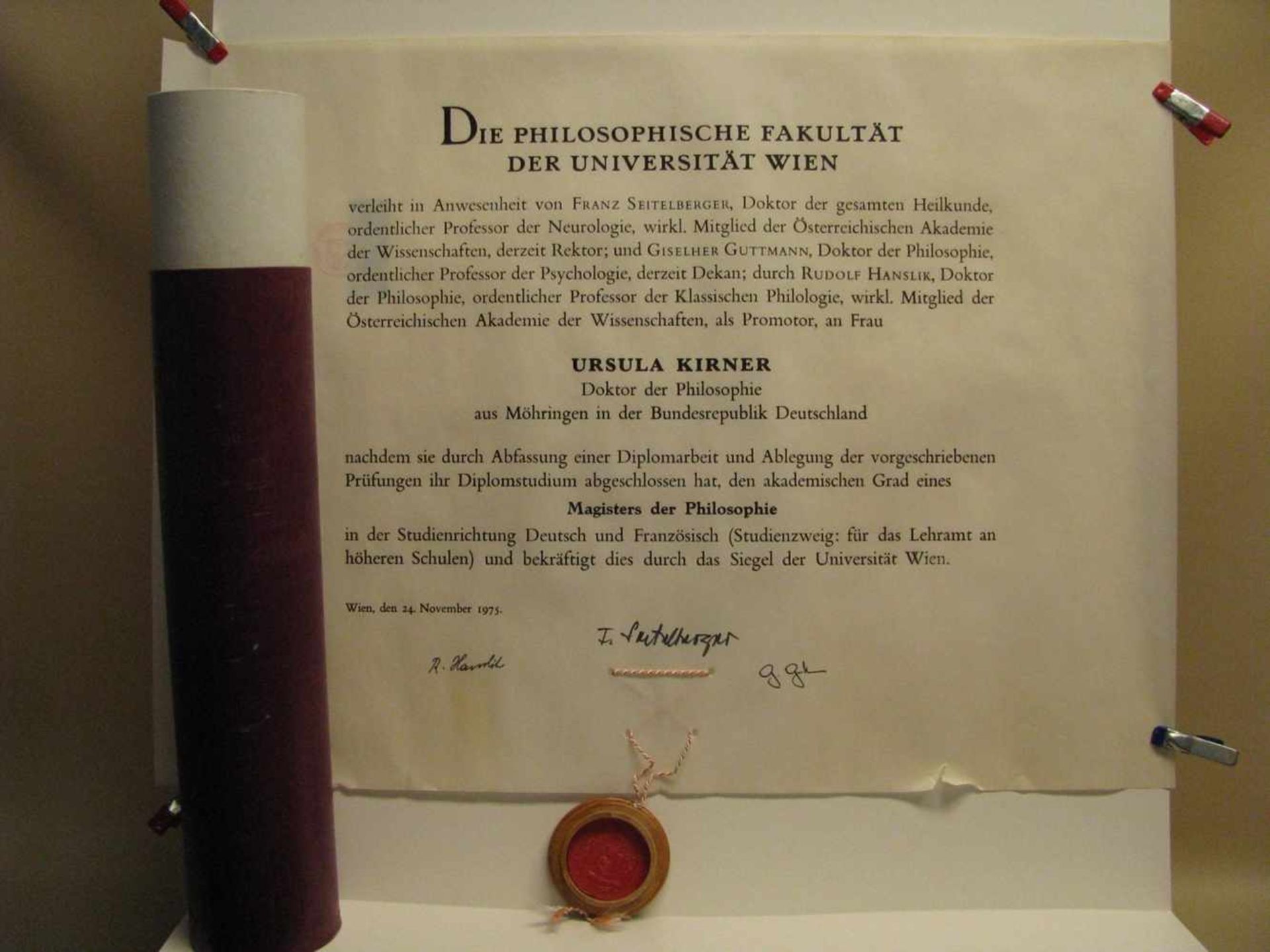 Doktorbrief der Philosophie mit Siegel, Universität Wien, 1975, Pergament.- - -19.00 % buyer's