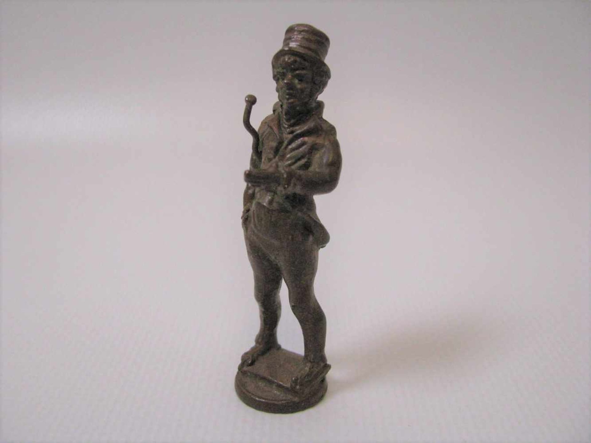 Kleinskulptur, um 1900, Bronze, h 6 cm, d 1,7 cm.- - -19.00 % buyer's premium on the hammer