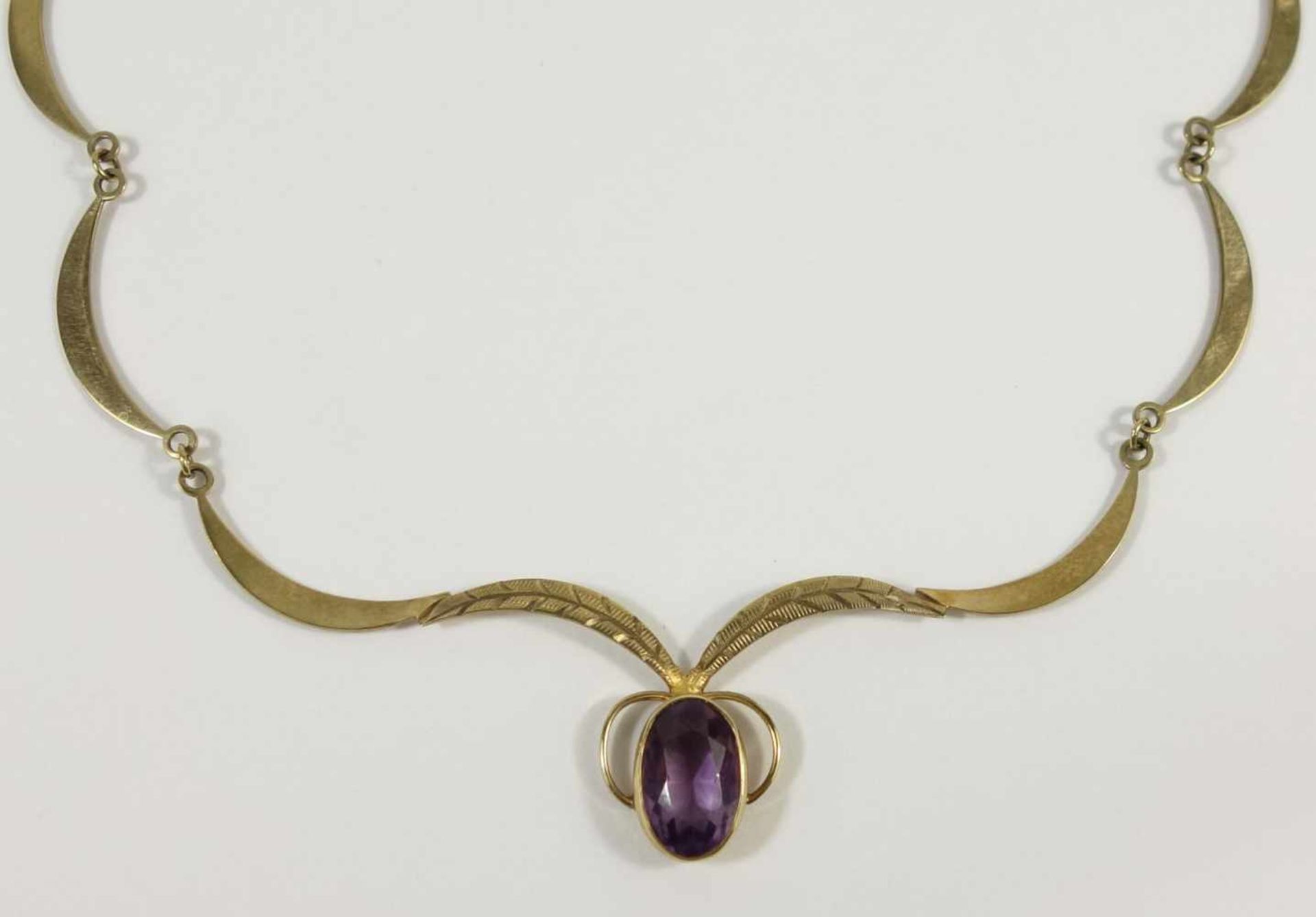 Collier mit Amethyst, 333er Gold Gew.7,11g, sichelförmige Ketttenglieder, fein zisiliertes