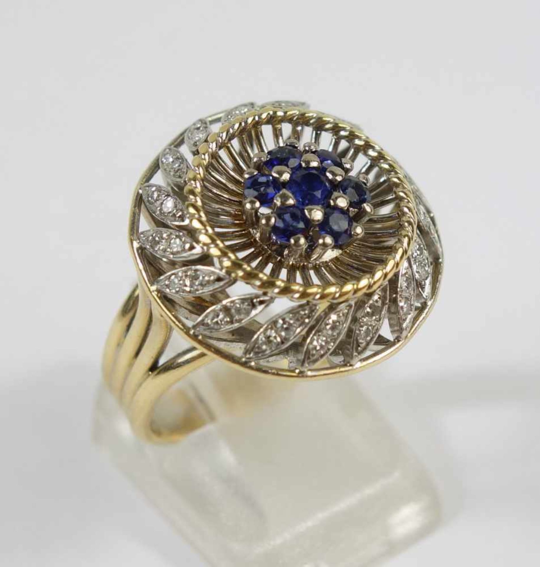 Saphir-Diamant-Ring, 750er Gelb- und Weißgold Gew.8,62g, 7 zentrale, runde, facettierte Saphire,