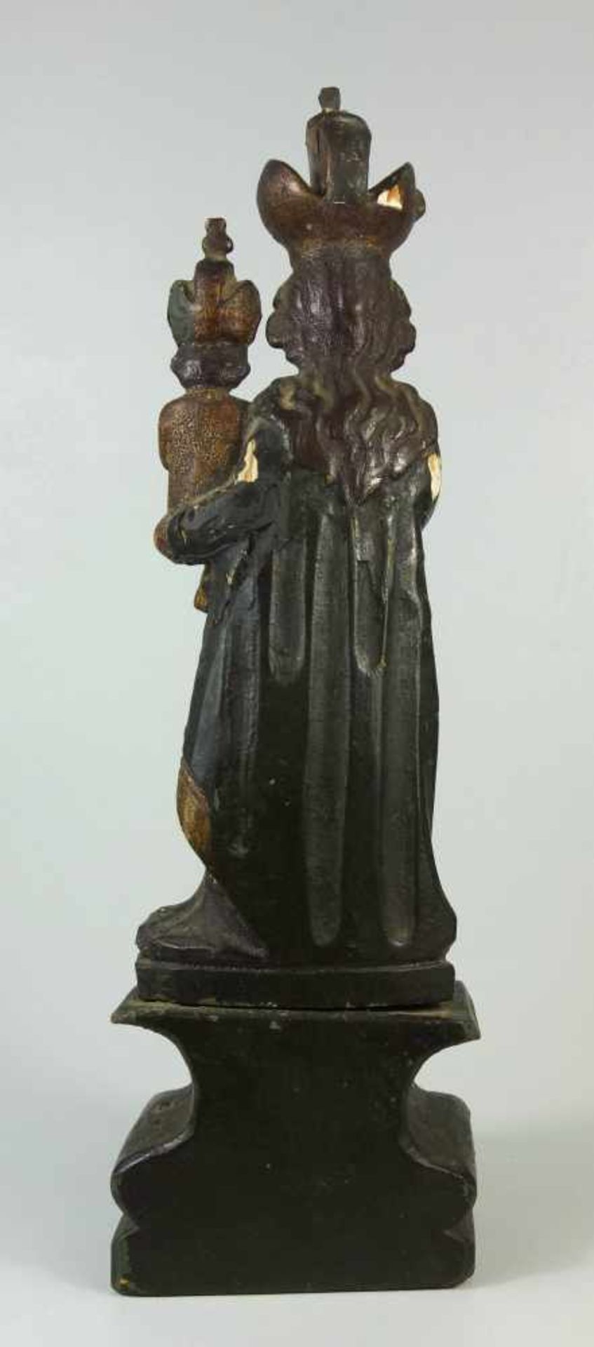 Gottesmutter mit Christuskind, 19.Jh.Holzschnitzerei, polychrom gefasst, 2-tlg., HBT 34*10,5*7cm - Image 3 of 5