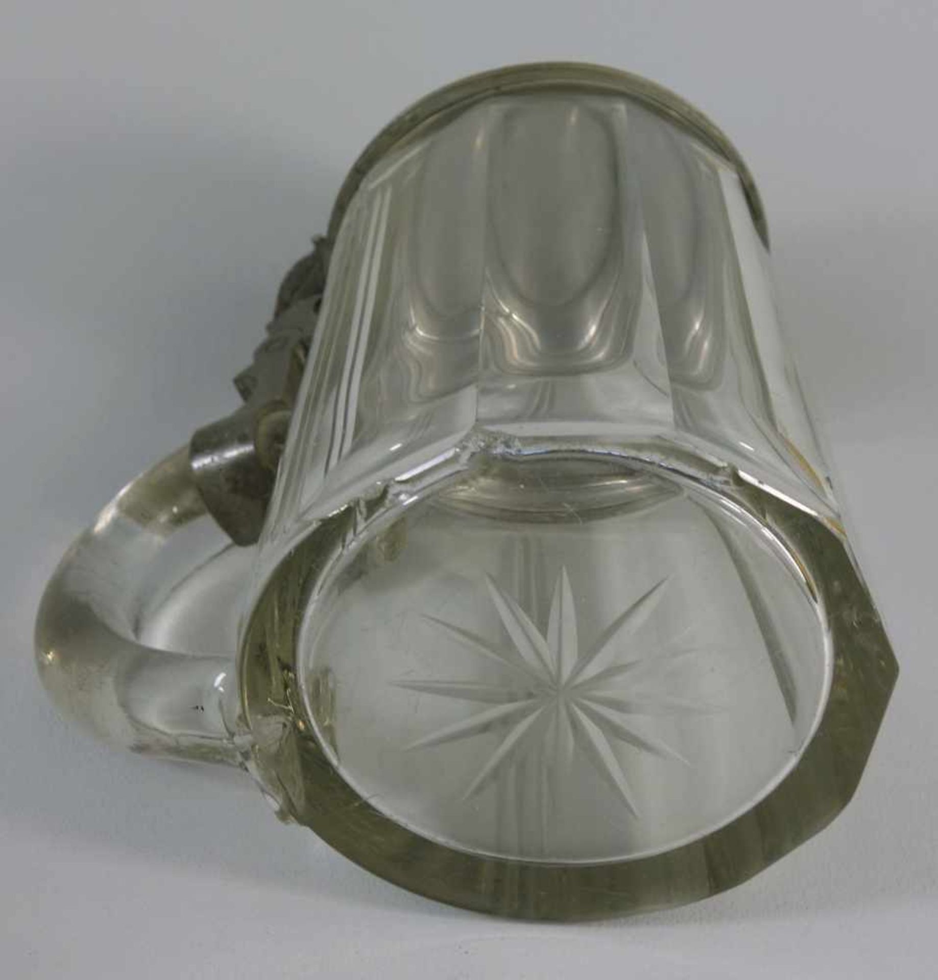 Schlaraffia-Bierkrug mit Zinndeckel, Anf. 20. Jh.Krug aus facettiertem Klarglas mit reliefiertem - Bild 3 aus 3