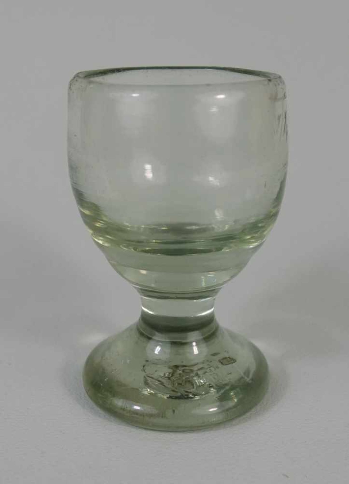 kleines Schnapsglas, um 1900Klarglas, gewölbter Schaft, leicht gebauchte Kuppa, H.7,3cm
