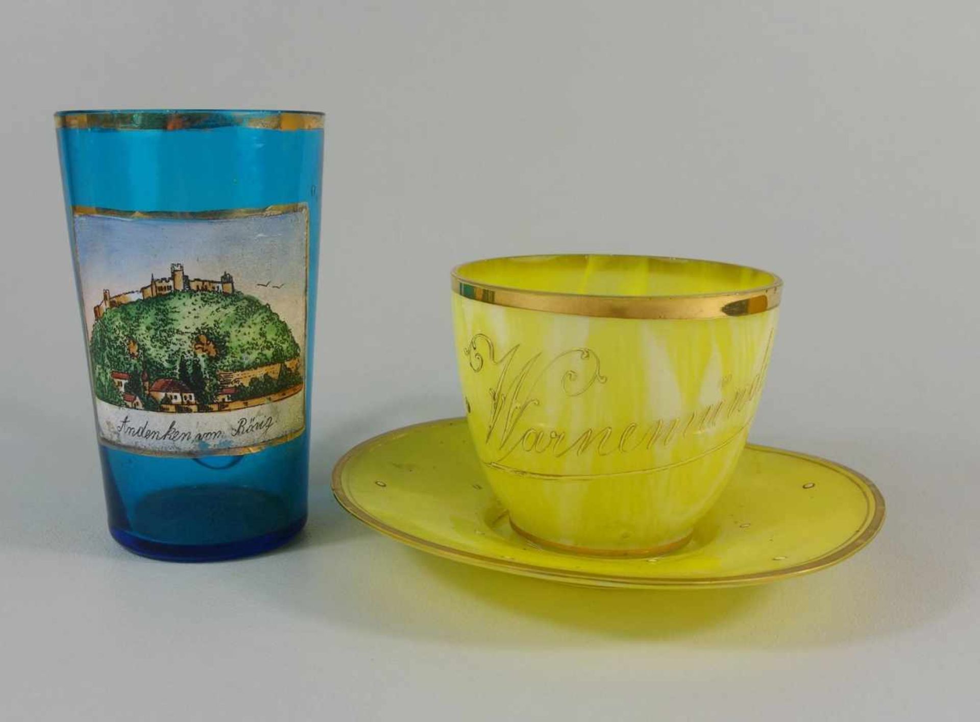 2 Teile Souvenir-Glas, um 1900/1910Tasse und Untertasse, Klarglas mit gelb-weiß marmoriertem