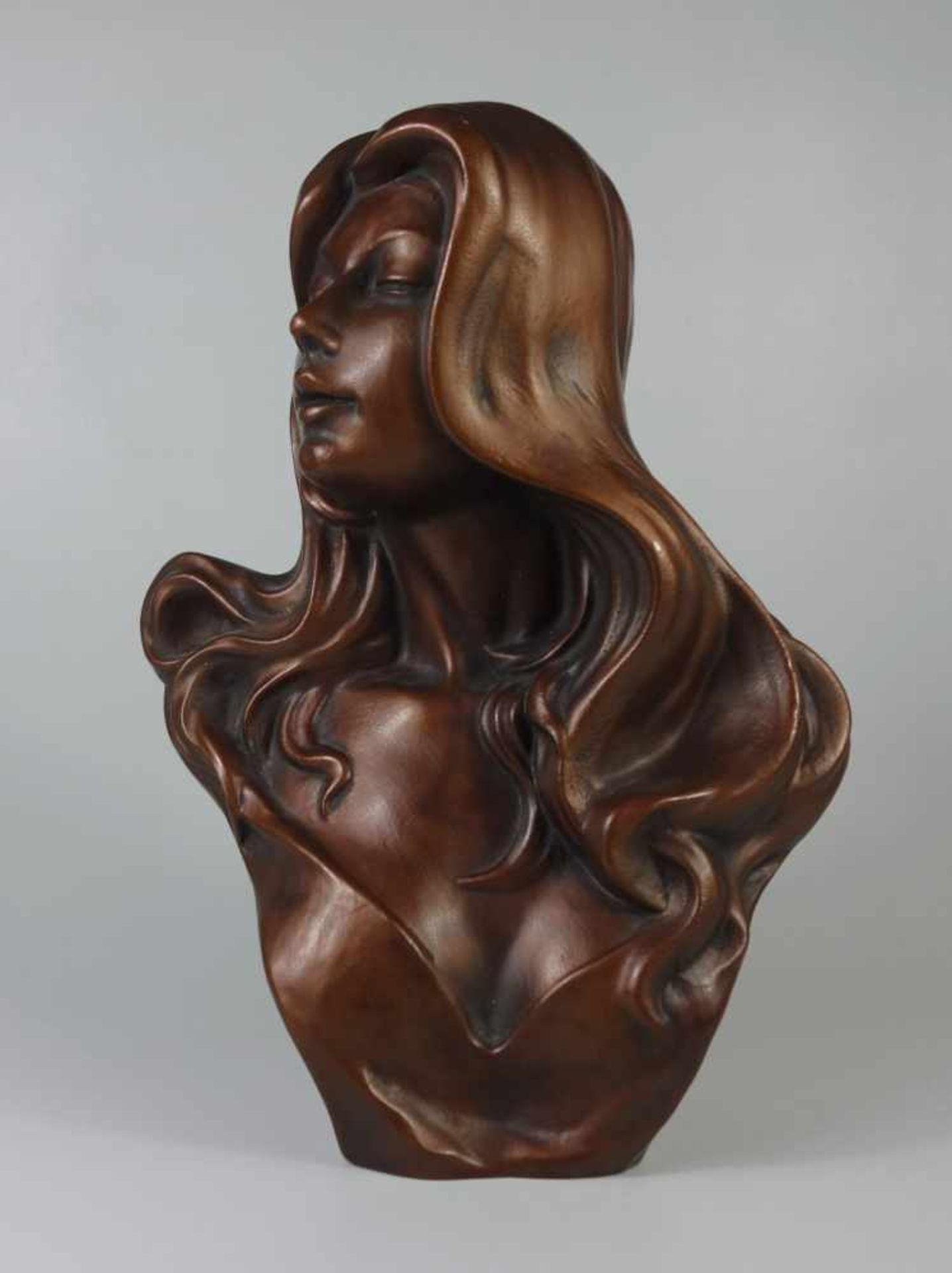 Frauenbüste, 2.Hälfte 20.Jh.Kunststein bronziert, H.30cm, B.ca.23cm