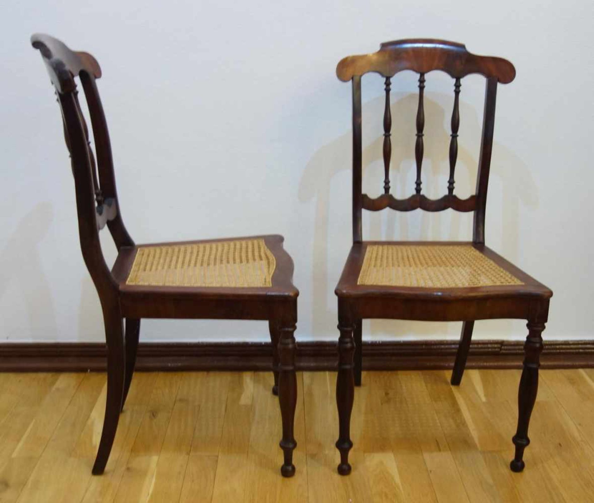 Paar Stühle, Biedermeier, um 1840Mahagoni-Furnier, geschweifte Rückenlehne mit 3 Streben, Sitzfläche - Bild 2 aus 2