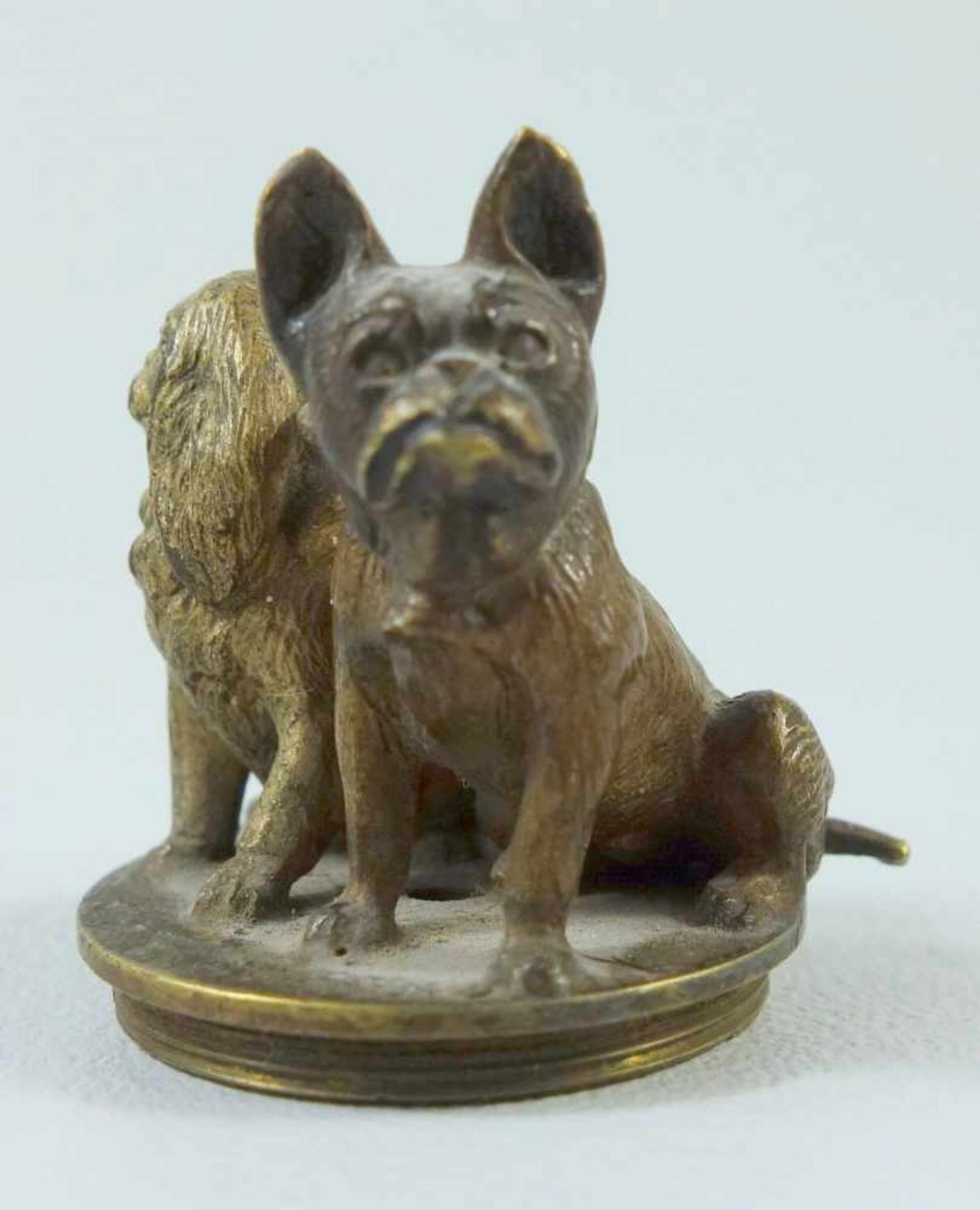 Miniatur "Hunde2, um 1900Bronze, 2 Hunde auf Platte mit Schraubgewinde, H.3,5cm (ehem. - Bild 2 aus 3