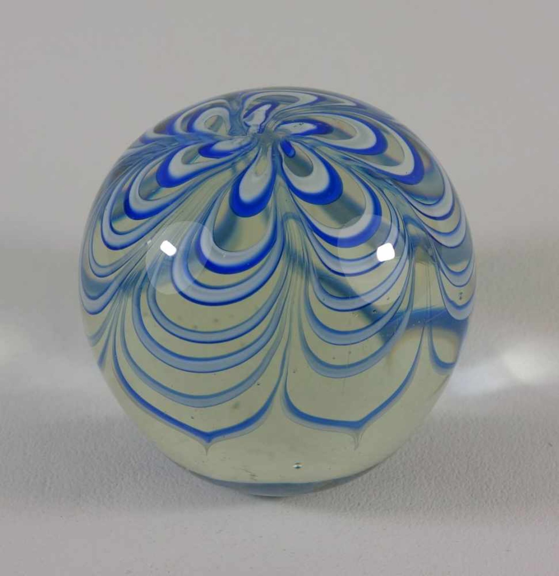 Paperweight, 20. Jh.Klarglas, blütenartige Fadeneinschmelzungen in Blau und Weiß, H.6,6cm