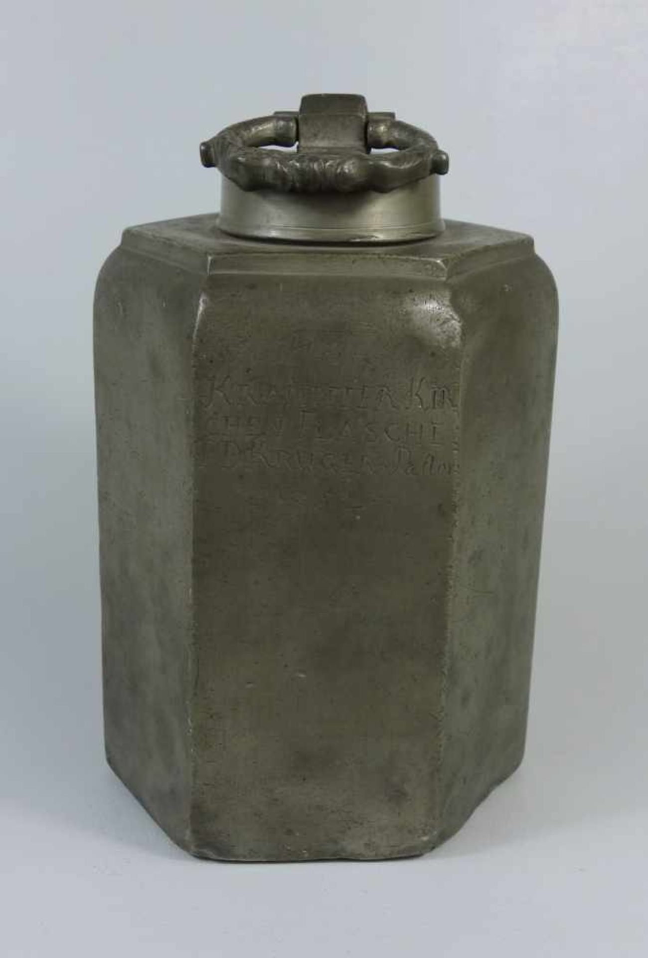 Schraubflasche, Zinn, datiert 1752Boden dreifach gepunzt, sechseckig, schauseitig graviert "