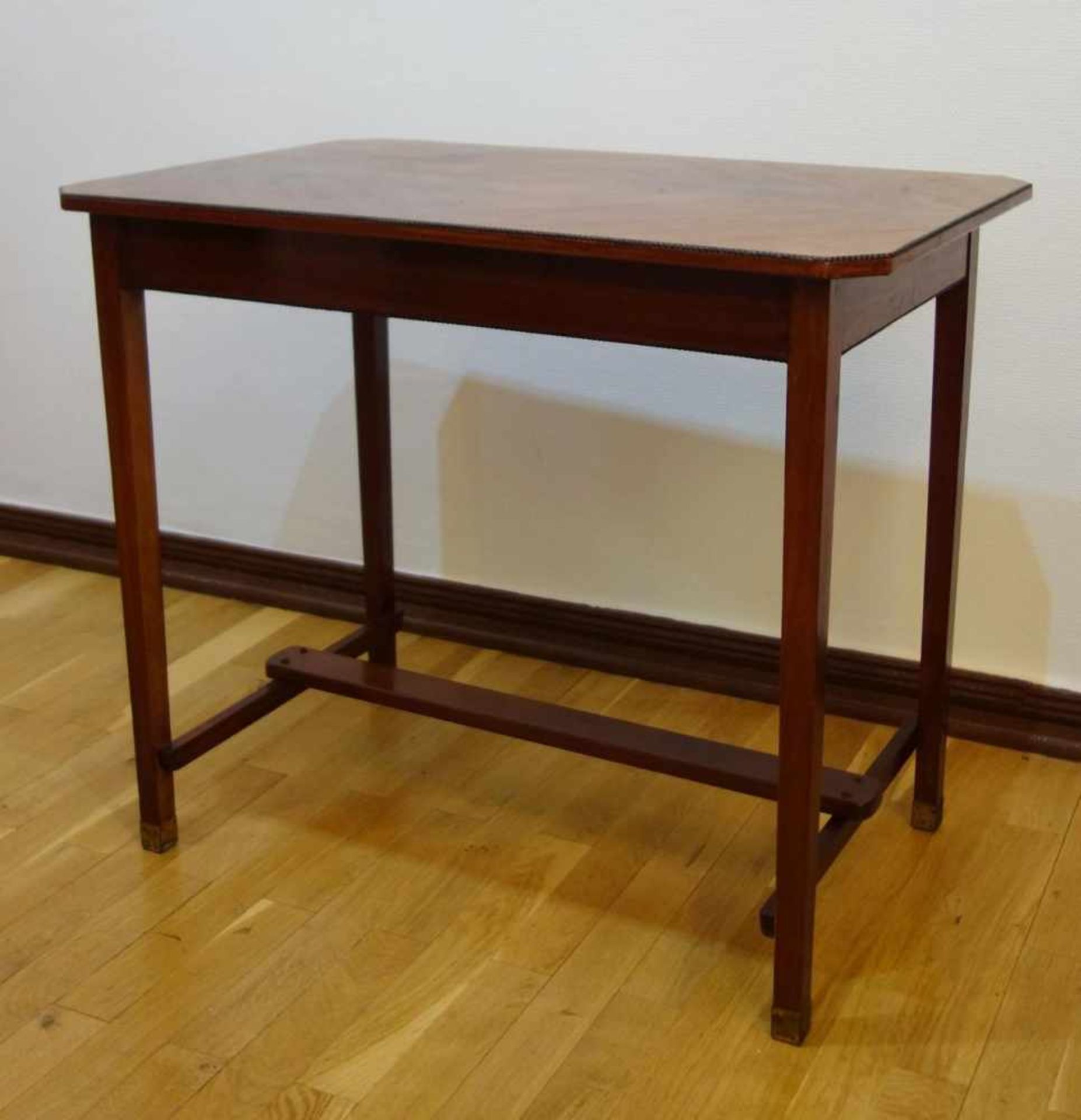 Tisch, Wiener Secession, um 1910Nussbaum-Furnier, Füße mit Messingkappen, Altersspuren, HBT 77*92* - Bild 2 aus 3