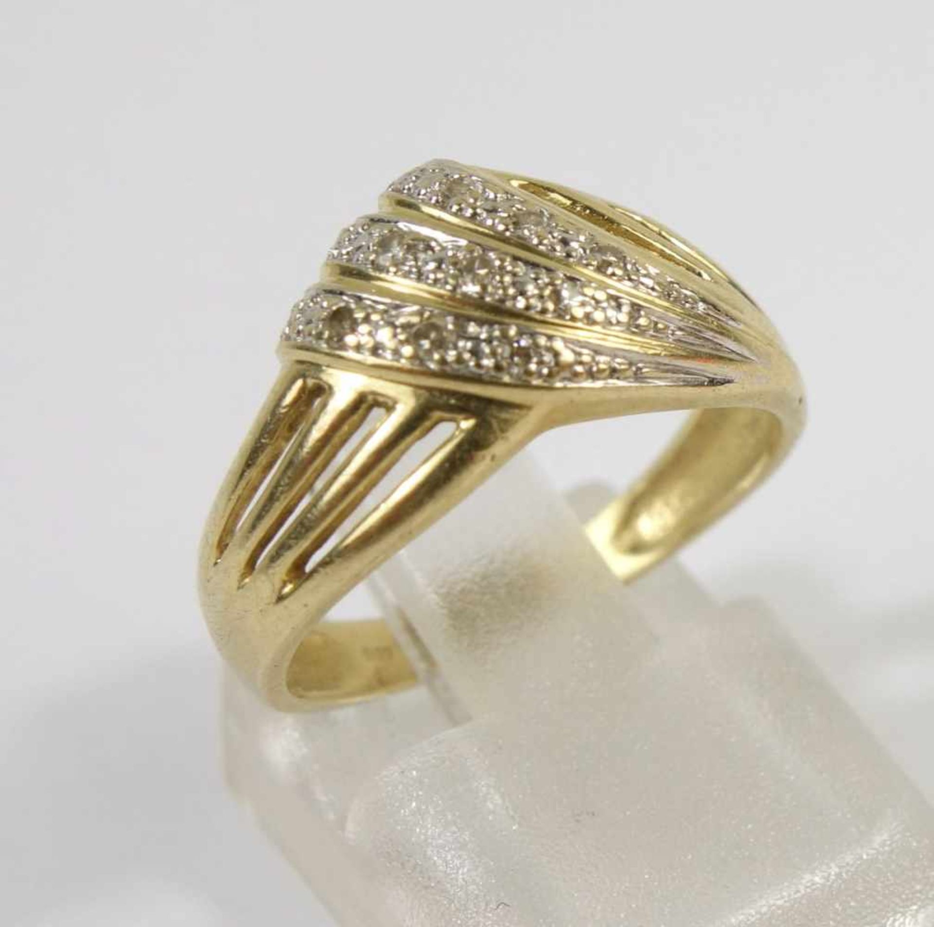 Diamantring, 585er Gold Gew.2,65g, geschwungener Ringkopf, div. kl.Diamanten, U.50