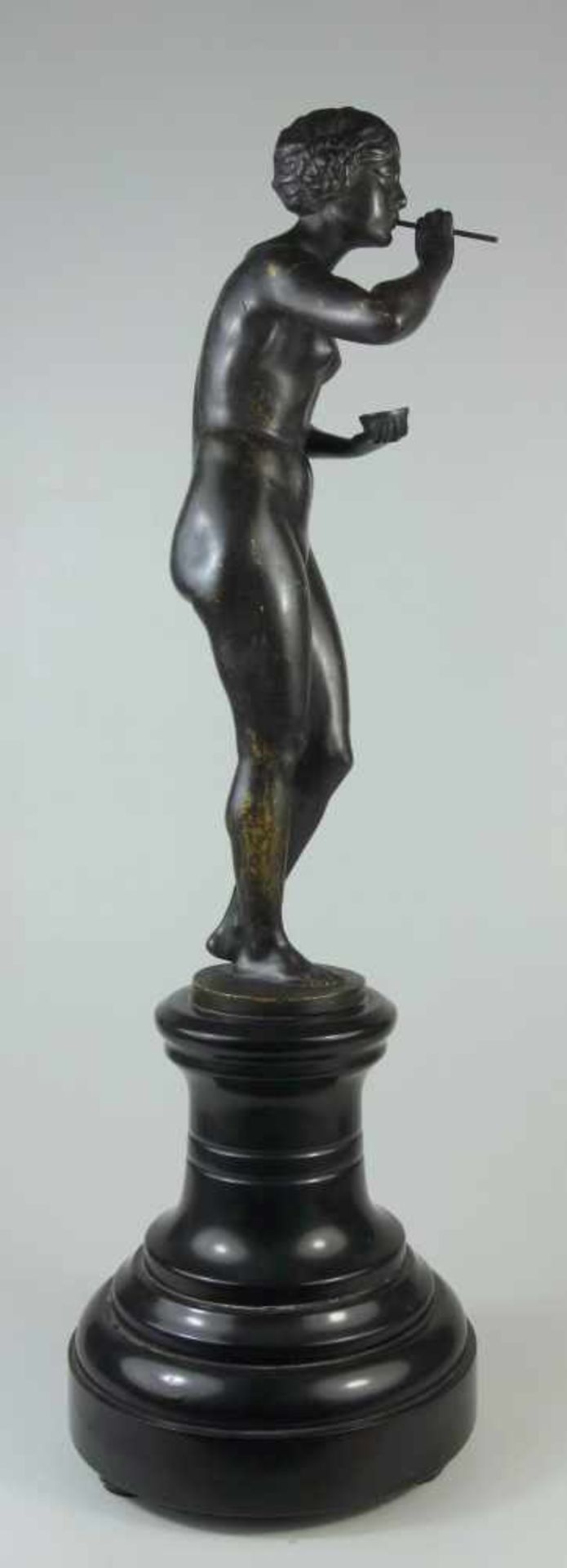 Sädig, Seifenbläserin, Jugendstil um 1900Bronze auf Marmorsockel, in Plinthe signiert, H.ohne Sockel - Bild 2 aus 6