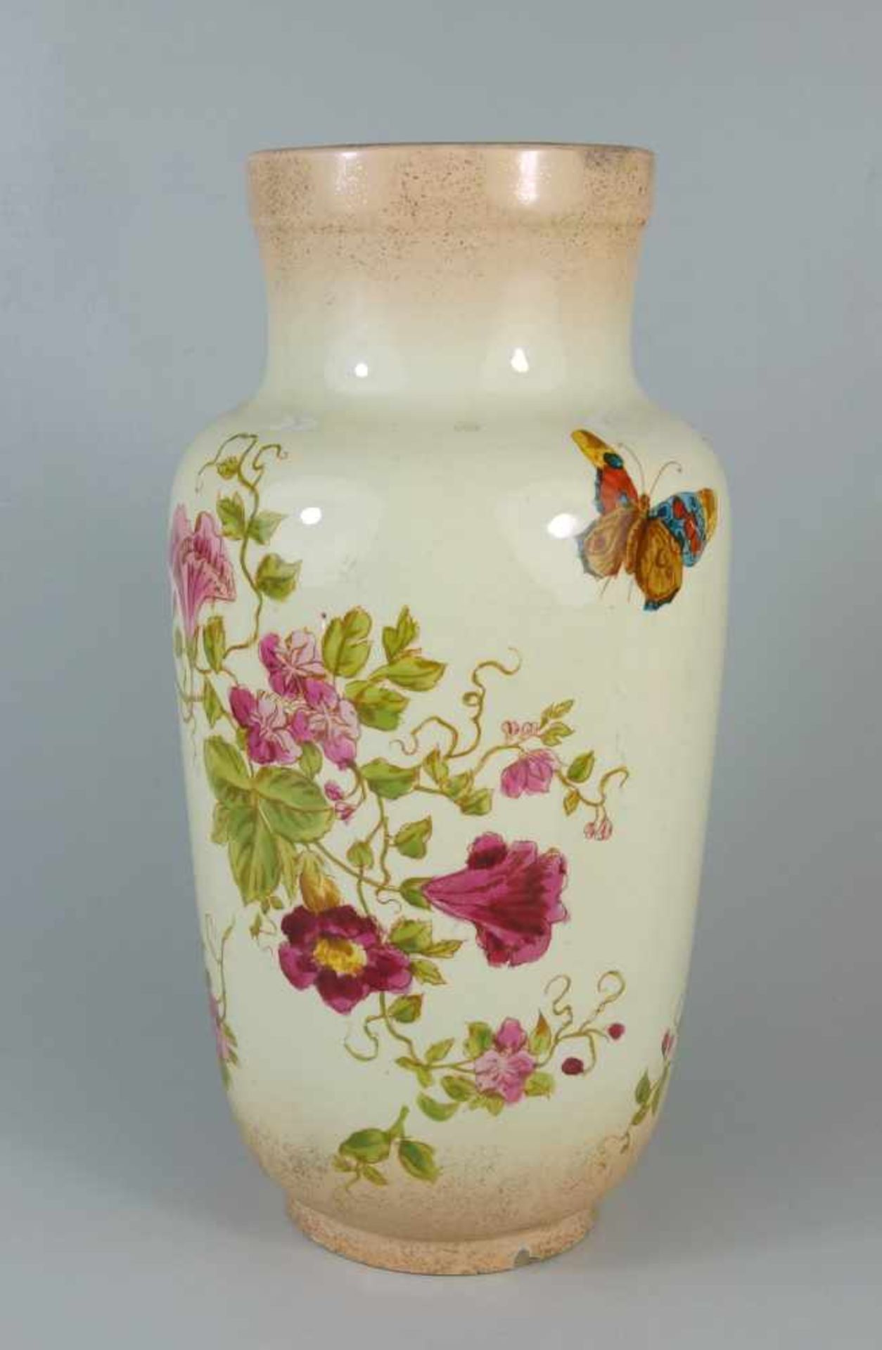 Vase mit Blumen und Schmetterling, um 1920/30 ohne Herstellermarke, umlaufende Handmalerei, H.