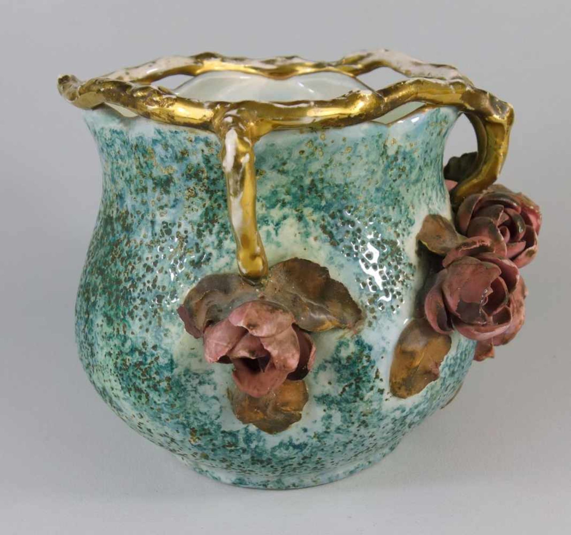 Vase mit Rosenblüten, Amphora, Österreich um 1900 plastischer Blütenbesatz an goldenem Astwerk, - Image 2 of 4