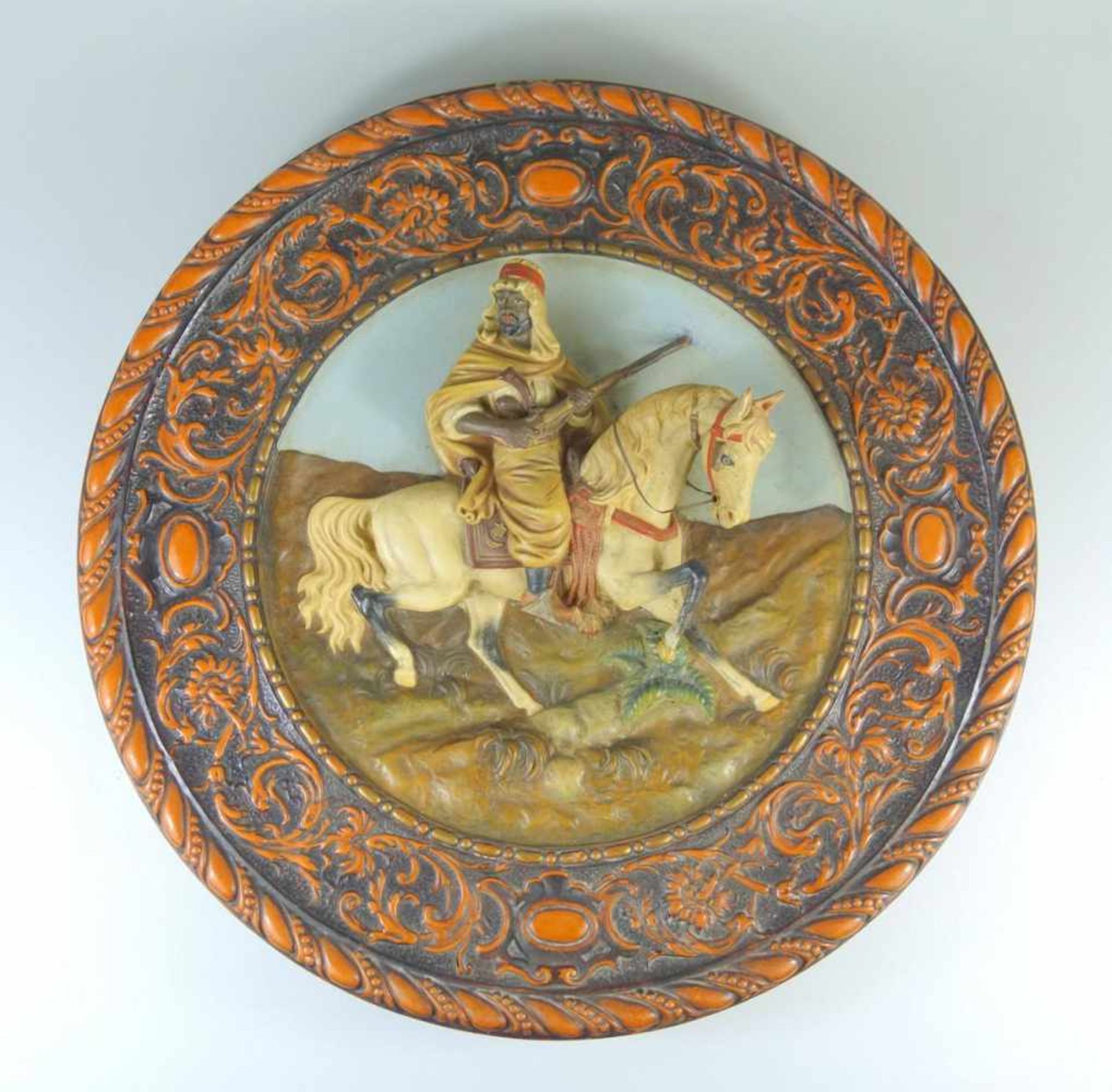 großer Reliefteller "Beduine zu Pferd", Uffrecht&Co, Neuhaldensleben um 1890 Siderolith, Modell-Nr.