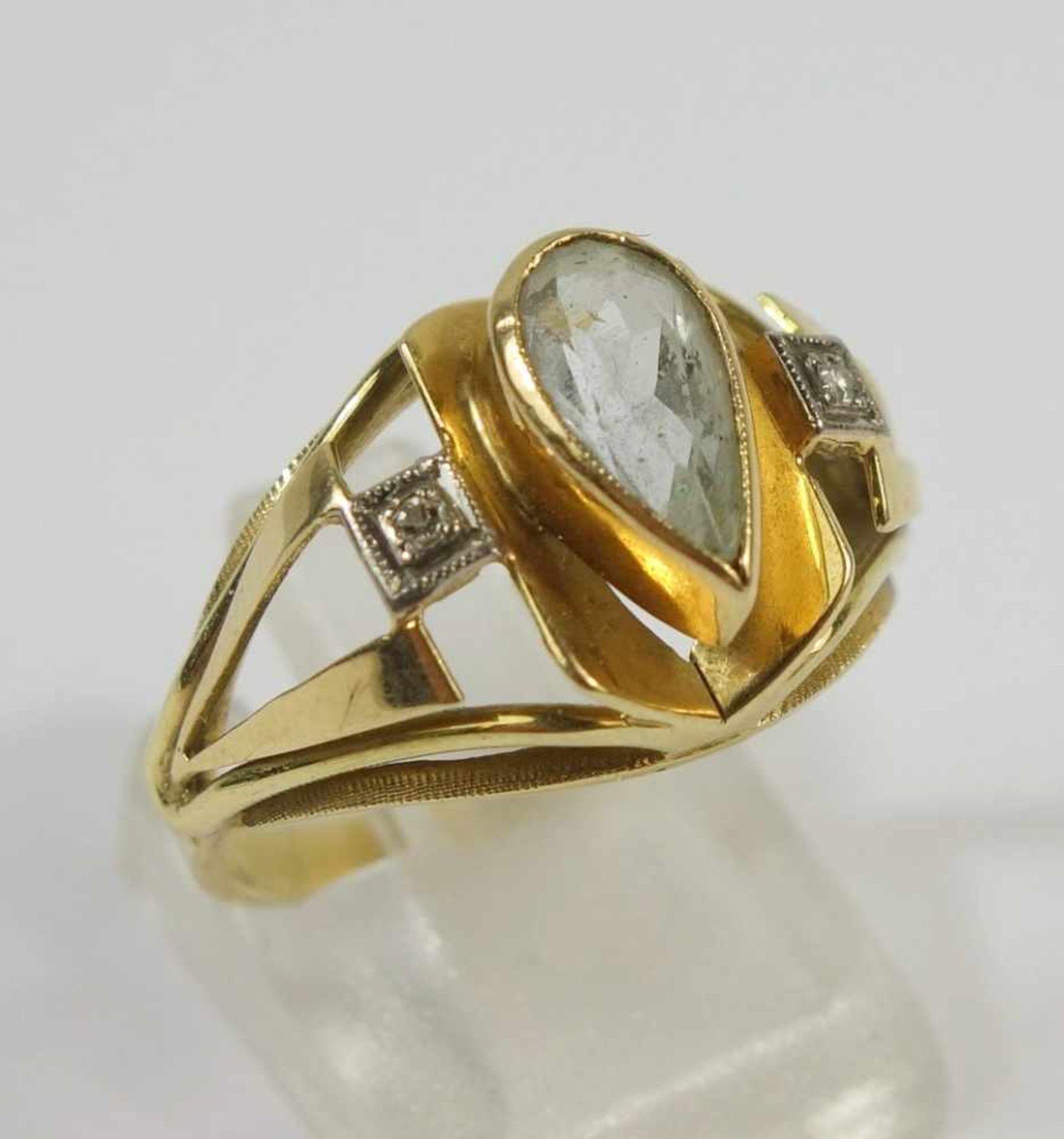 Ring mit Aquamarin ?-Tropfen, 585er Gold Gew.3,92g, Tropfen zw. 2 kl.Diamanten in