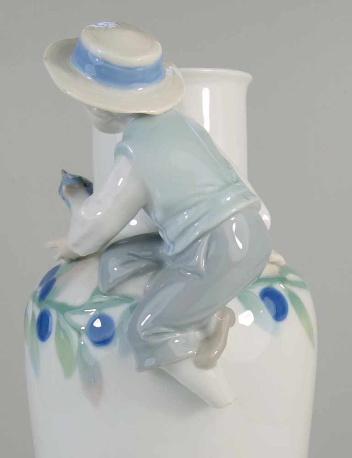 Vase, Metzler&Ortloff, ThüringenForm-Nr.2511, Gr.4, Schulter mit umlaufendem Beerenrankenrelief, - Bild 2 aus 2
