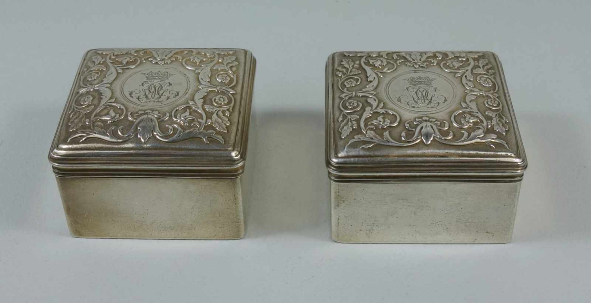 Paar Silberdosen, London, George III., 1793quadratische Deckeldosen, innen vergoldet, Deckel mit