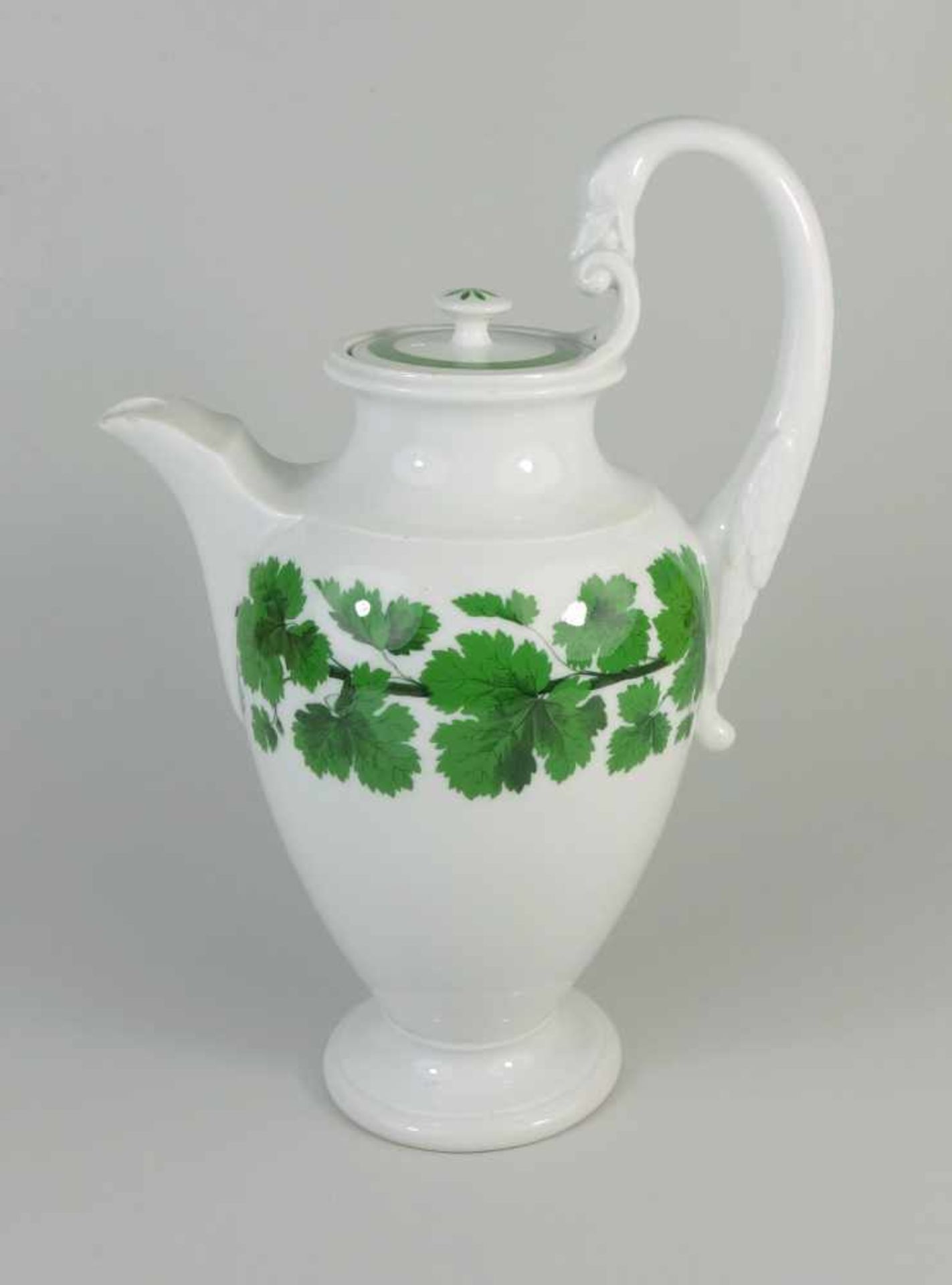 Kakaokanne, Meissen, Knaufzeit (ca.1815-1924)Weinlaub, hochgezogener Schwanenhalsausguss, Tülle