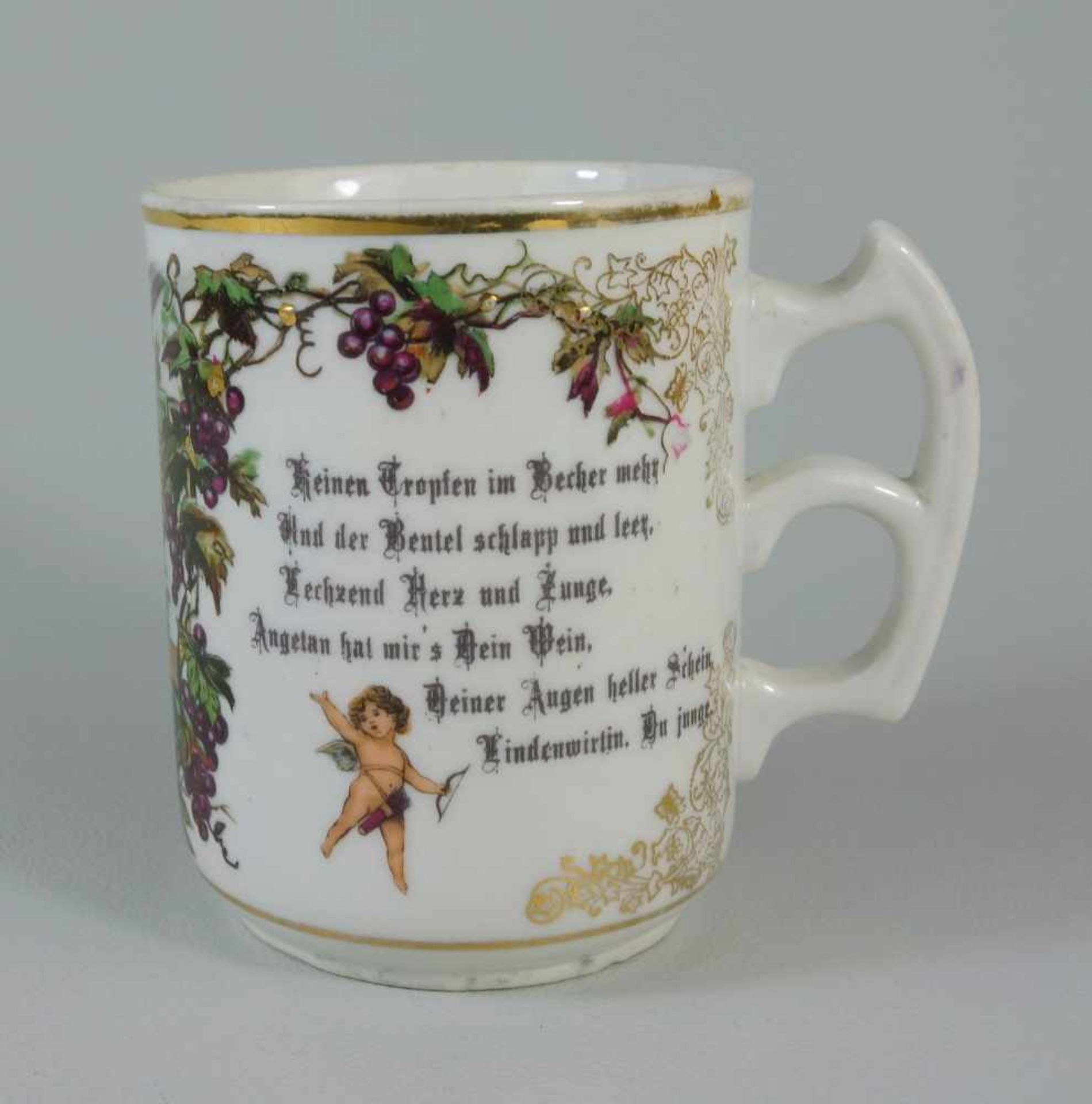 Tasse mit Spruch, um 1910ohne Herstellermarke, junger Wanderer bei der Lindenwirtin sitzend, seitl. - Image 2 of 2