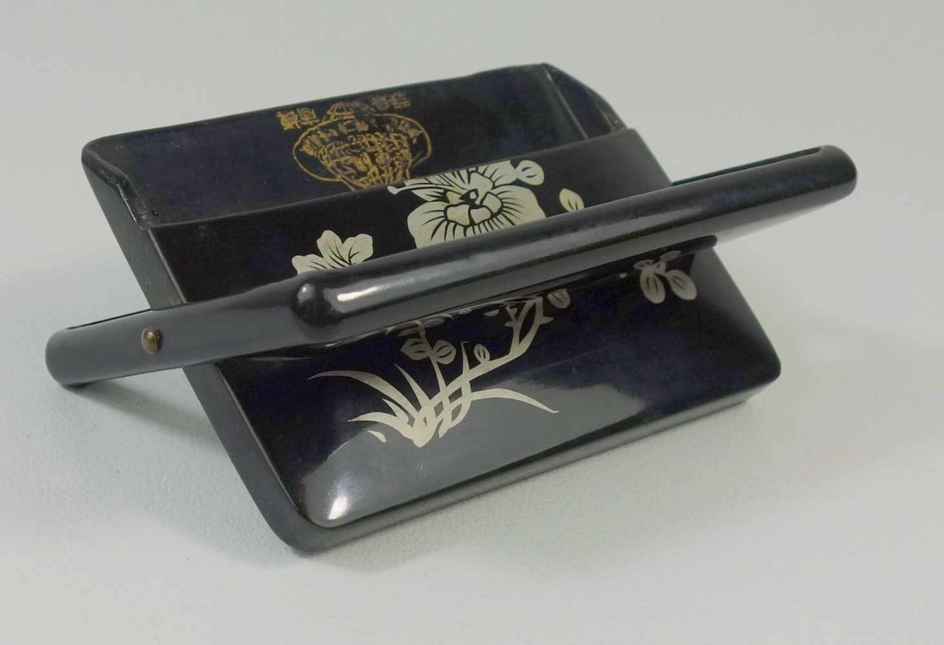 Visitenkartenetui, Japan, wohl 30er Jahre Lackmalerei, schwarz mit floralem Dekor, klappbar, innen - Bild 2 aus 2