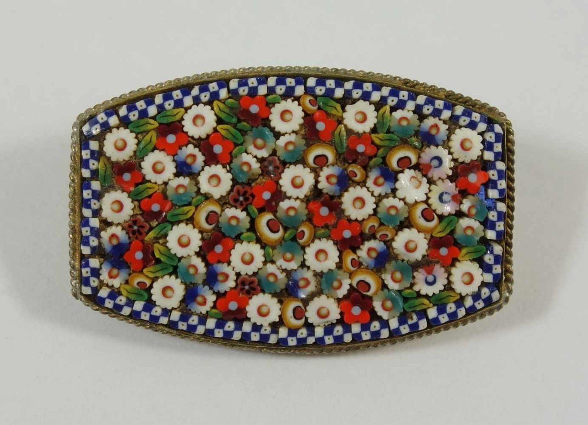 Brosche Millefiori, Italien, um 1920 Mikromosaik, broschierte Messingplatte, LH 3,3*2cm