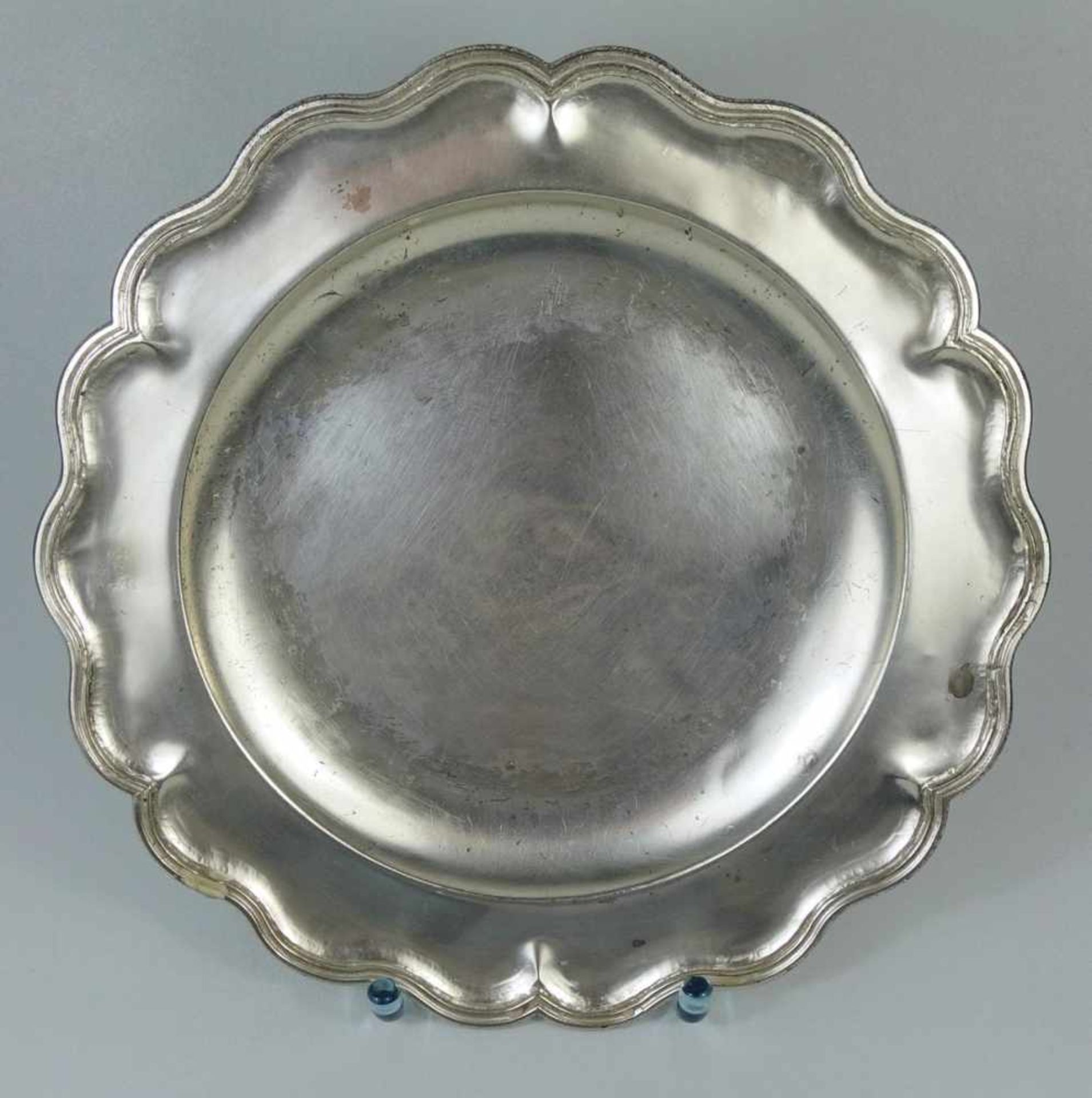 runde Platte mit gewelltem Rand, 900er Silber leicht gemuldet, handgetriebene Fahne, D.27,8cm, Gew.