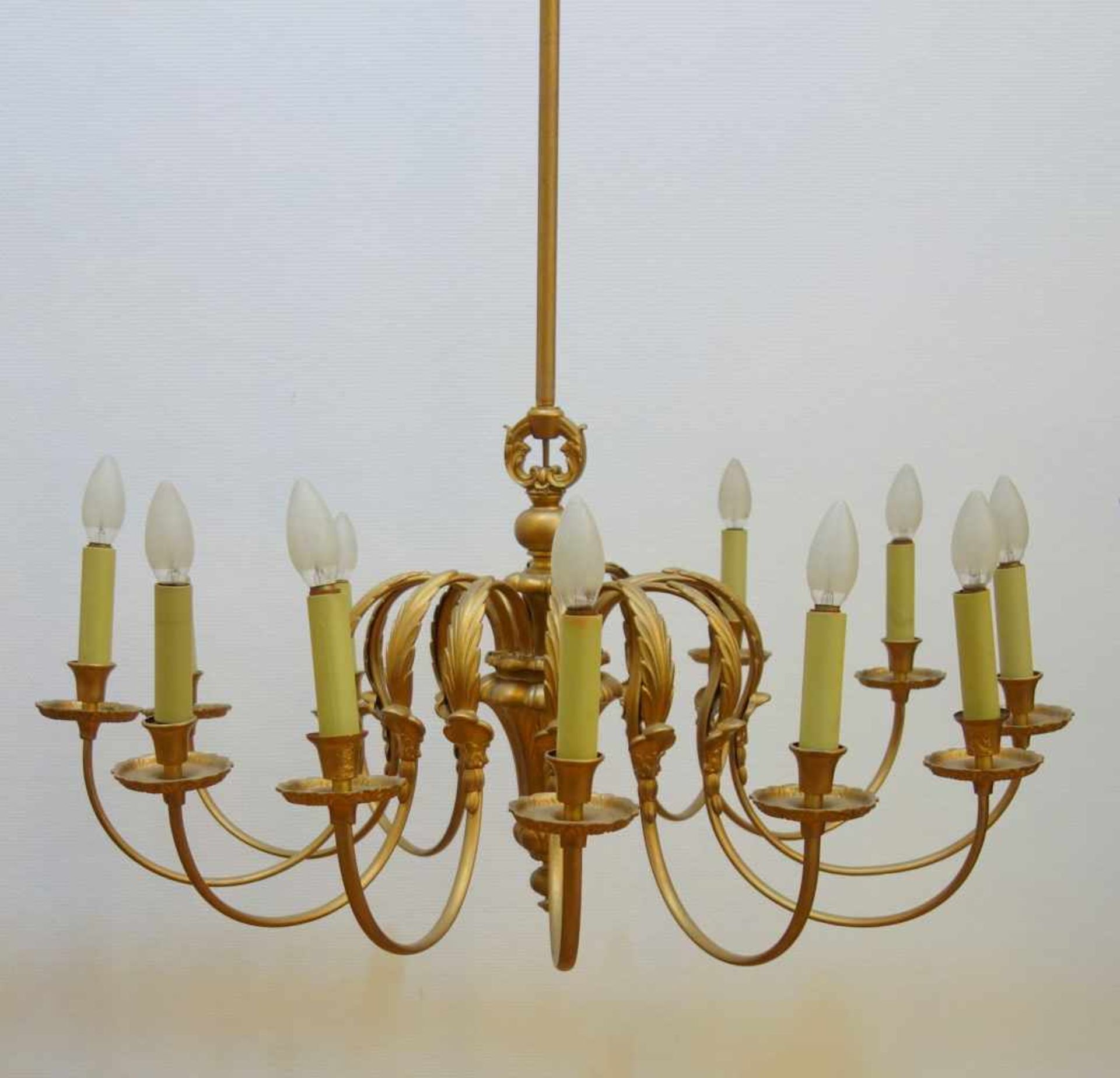 große Deckenlampe, 20er Jahre12 geschwungene Arme, bronziert, Akanthusblattrelief, D.90cm, H.ca.