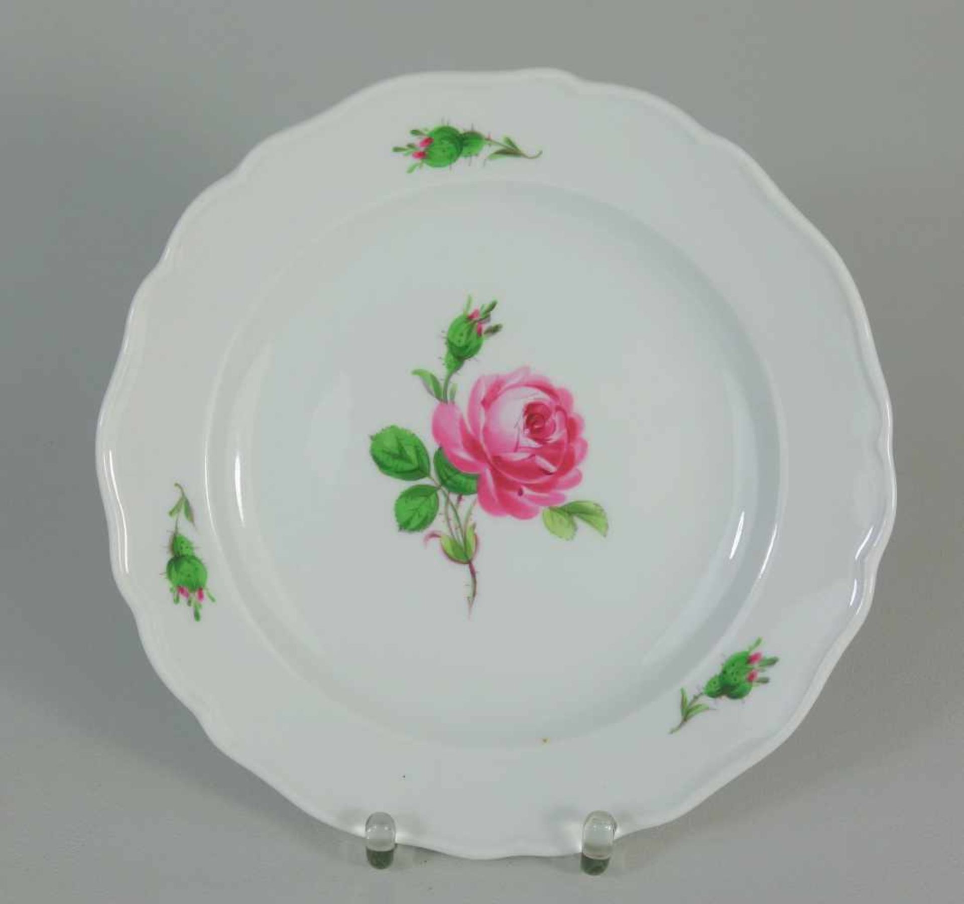 Teller, Meissen, B35unterglasurblaue Schwertermarke mit 2 Schleifstrichen, Dekor: Rote Rose, D.17,