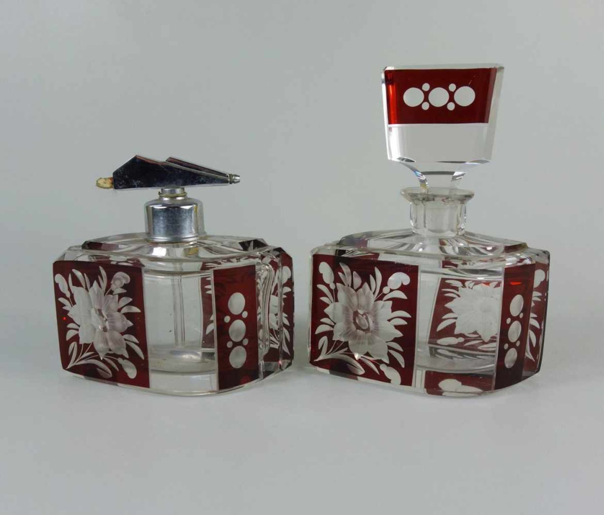 Flakon und Parfümzerstäuber, Böhmen, 30er Jahrefarbloses Kristallglas, allseitig reich beschliffener