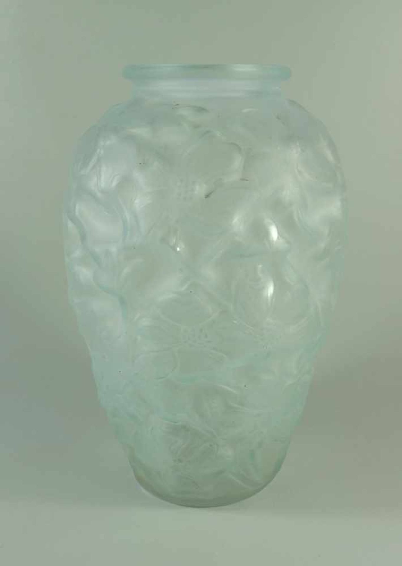 Vase mit Reliefdekor, Frankreich, 20er/30er Jahregebauchter Pressglaskorpus mit satiniertem