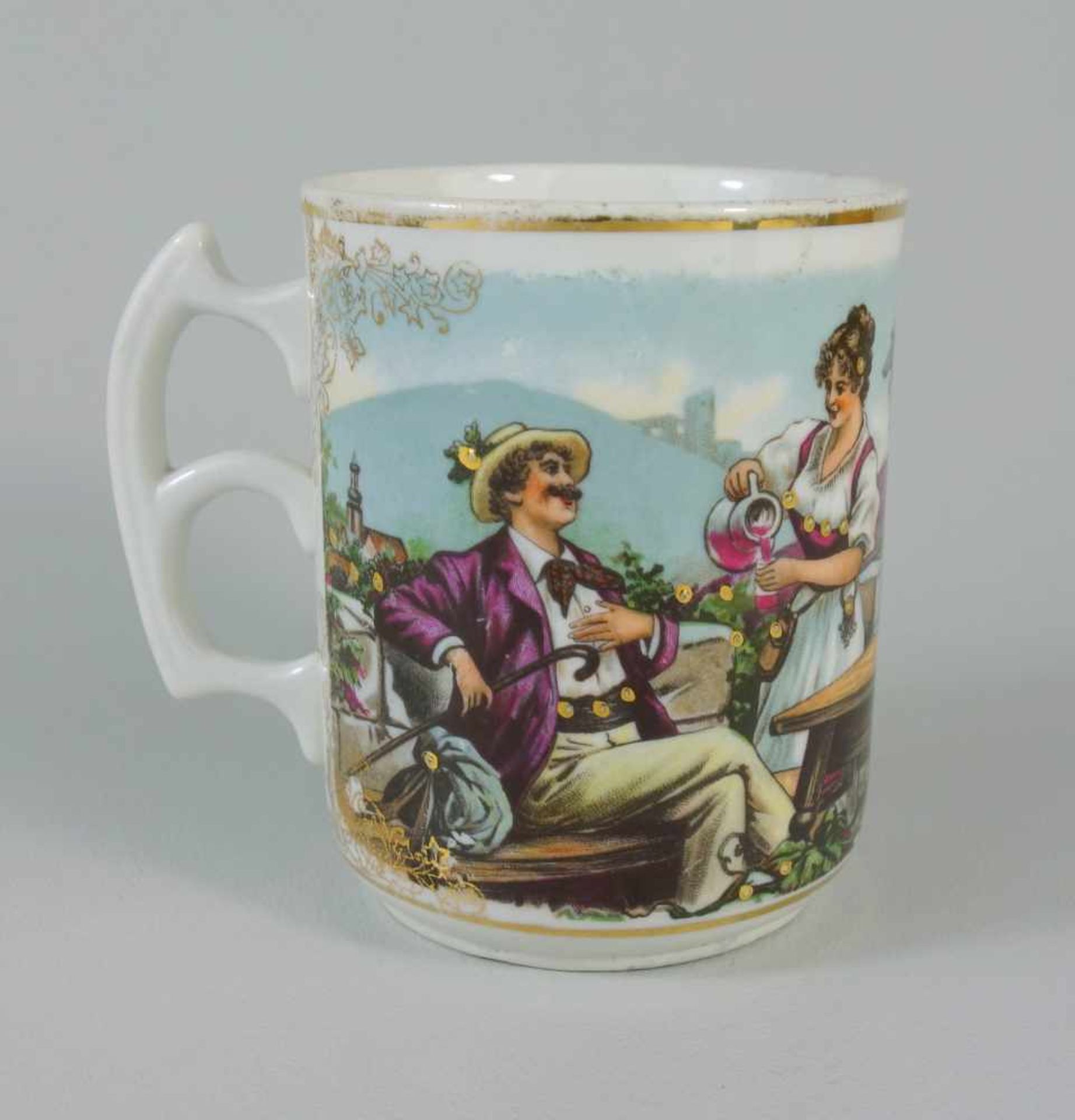 Tasse mit Spruch, um 1910ohne Herstellermarke, junger Wanderer bei der Lindenwirtin sitzend, seitl.