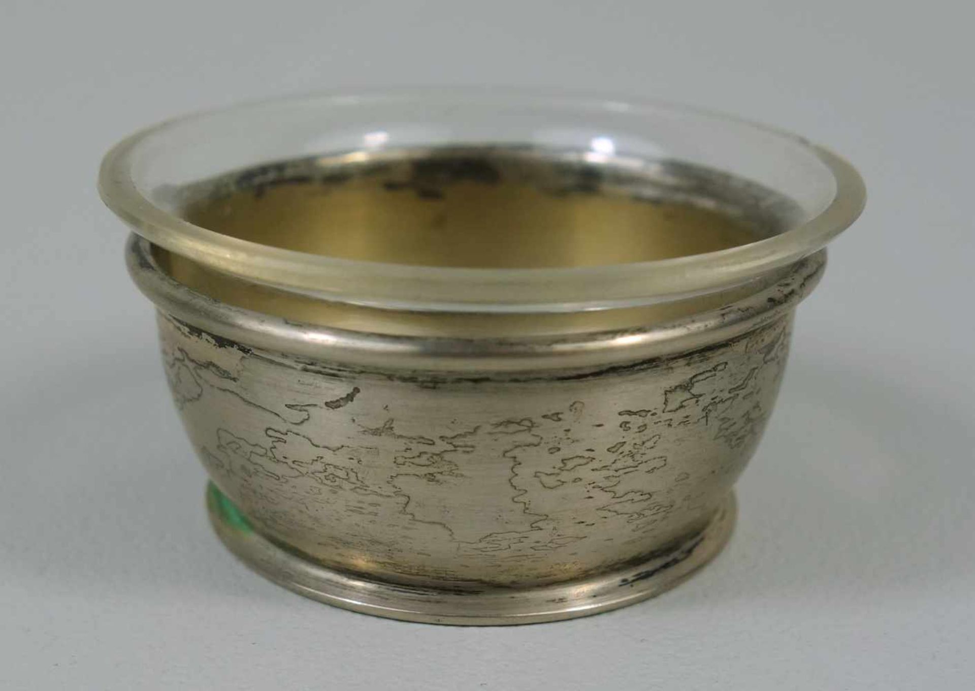 kleiner Salznapf mit Glaseinsatz, 830er Silberleicht gewölbt, Glaseinsatz, (min Chip), D.4,8cm, Gew.
