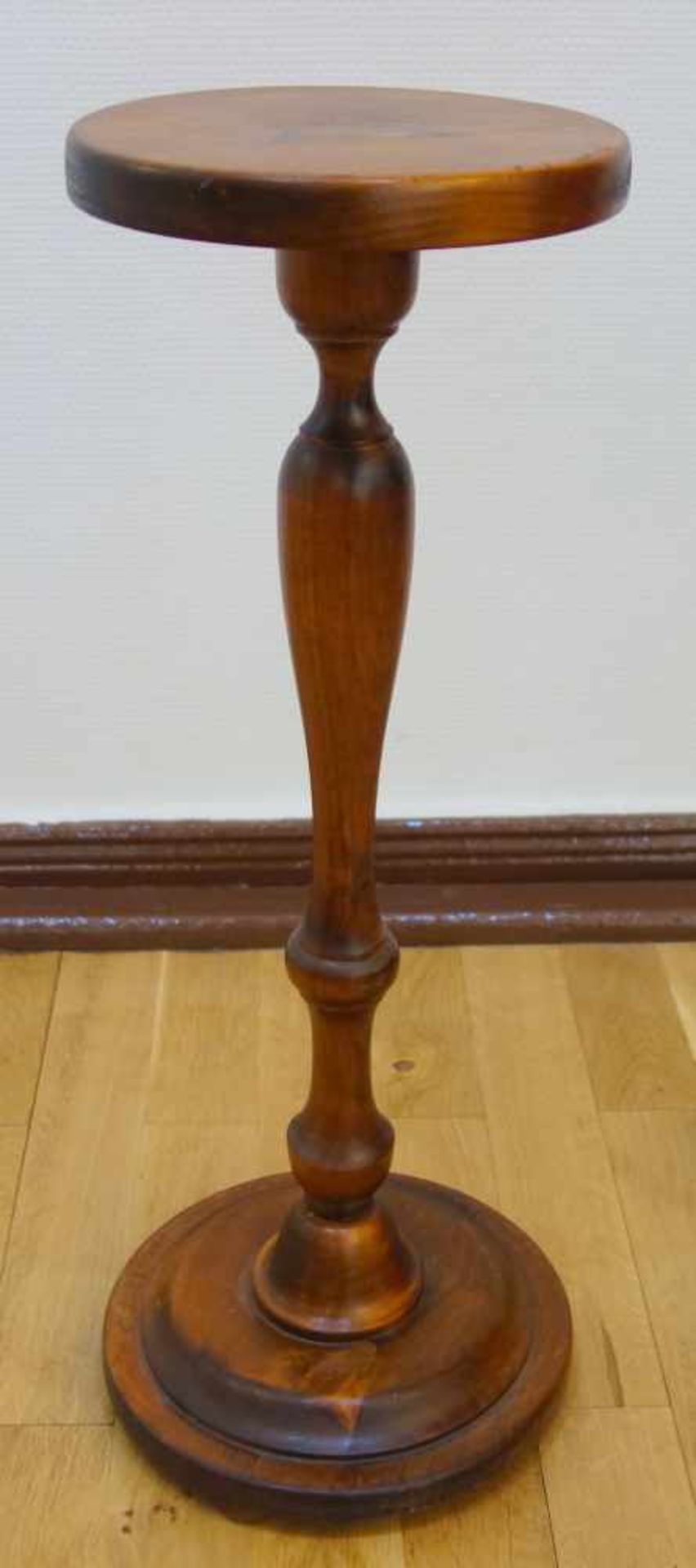 Blumensäule, 2.Häfte 20.Jh.Massivholz, gedrechselter Schaft, H.62cm, D.21cm