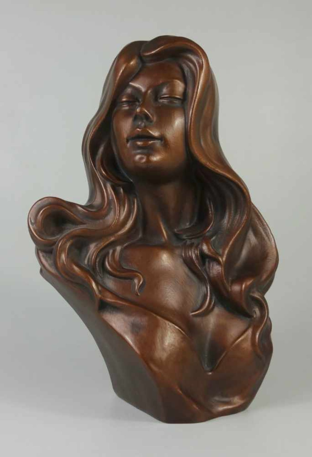 Frauenbüste, 2.Hälfte 20.Jh.Kunststein bronziert, H.30cm, B.ca.23cm - Bild 2 aus 2