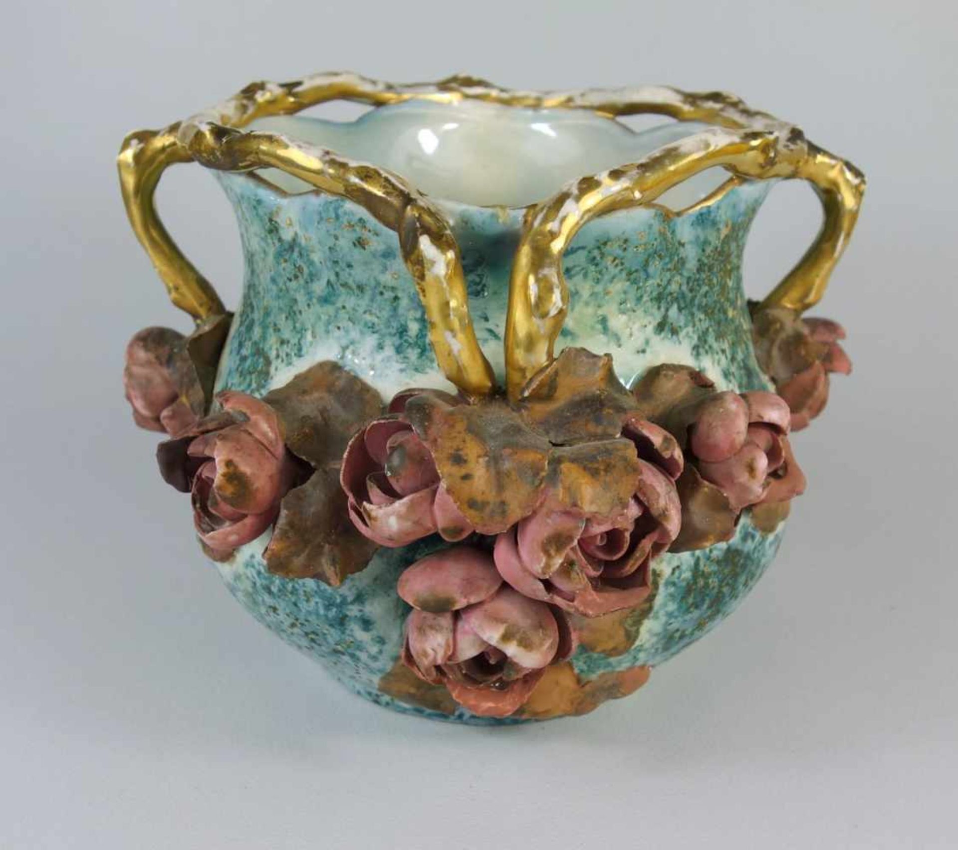 Vase mit Rosenblüten, Amphora, Österreich um 1900 plastischer Blütenbesatz an goldenem Astwerk,