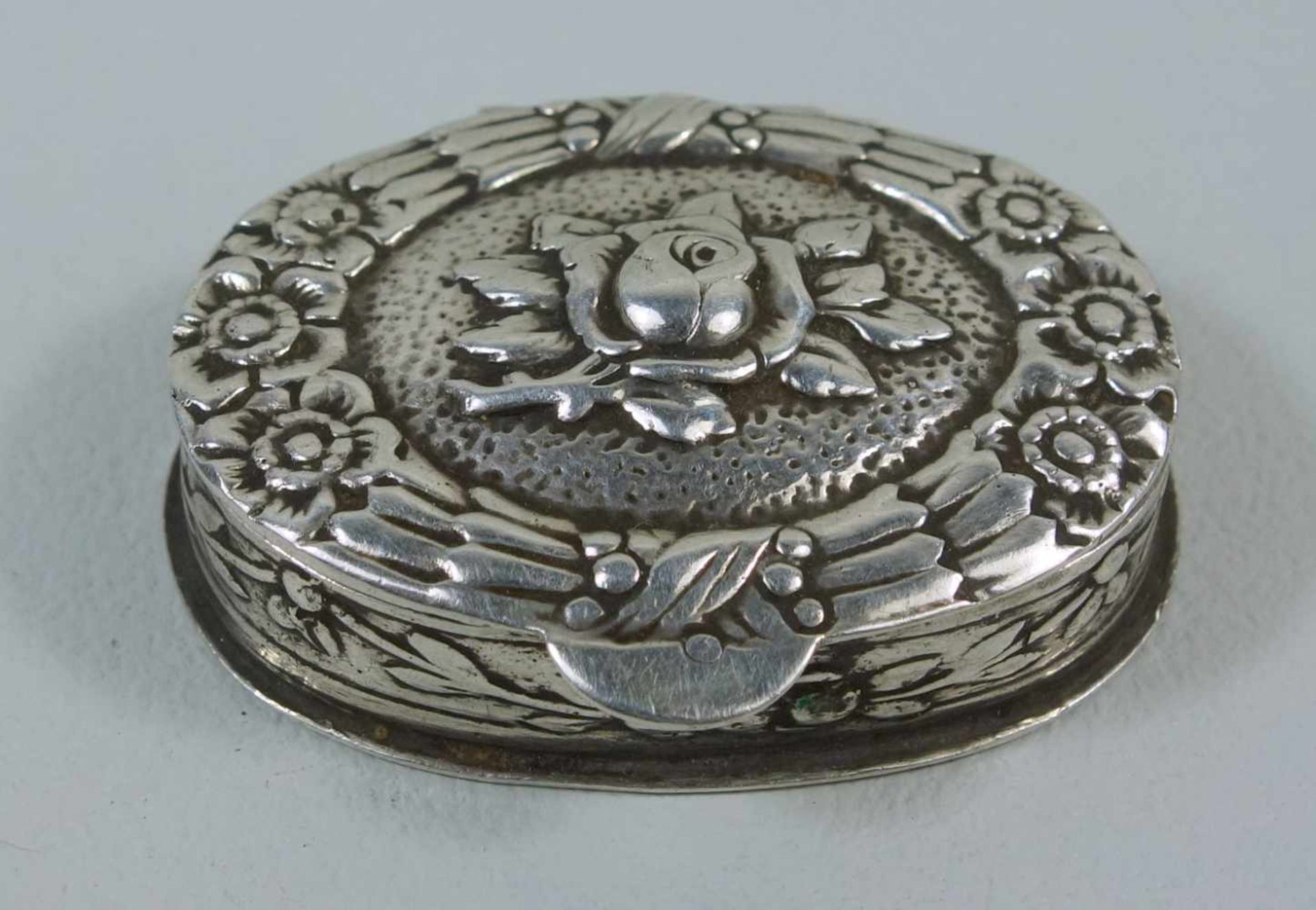 Pillendose mit Blütenrelief, um 1910, 800er Silberoval mit scharniertem Deckel, reliefiert, HBT:1,