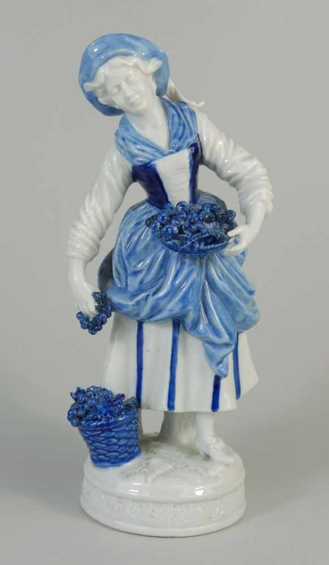 Frau mit Weinkorb, Älteste Volkstedter PorzellanmanufakturModell Nr.V20713, weiß mit blauer