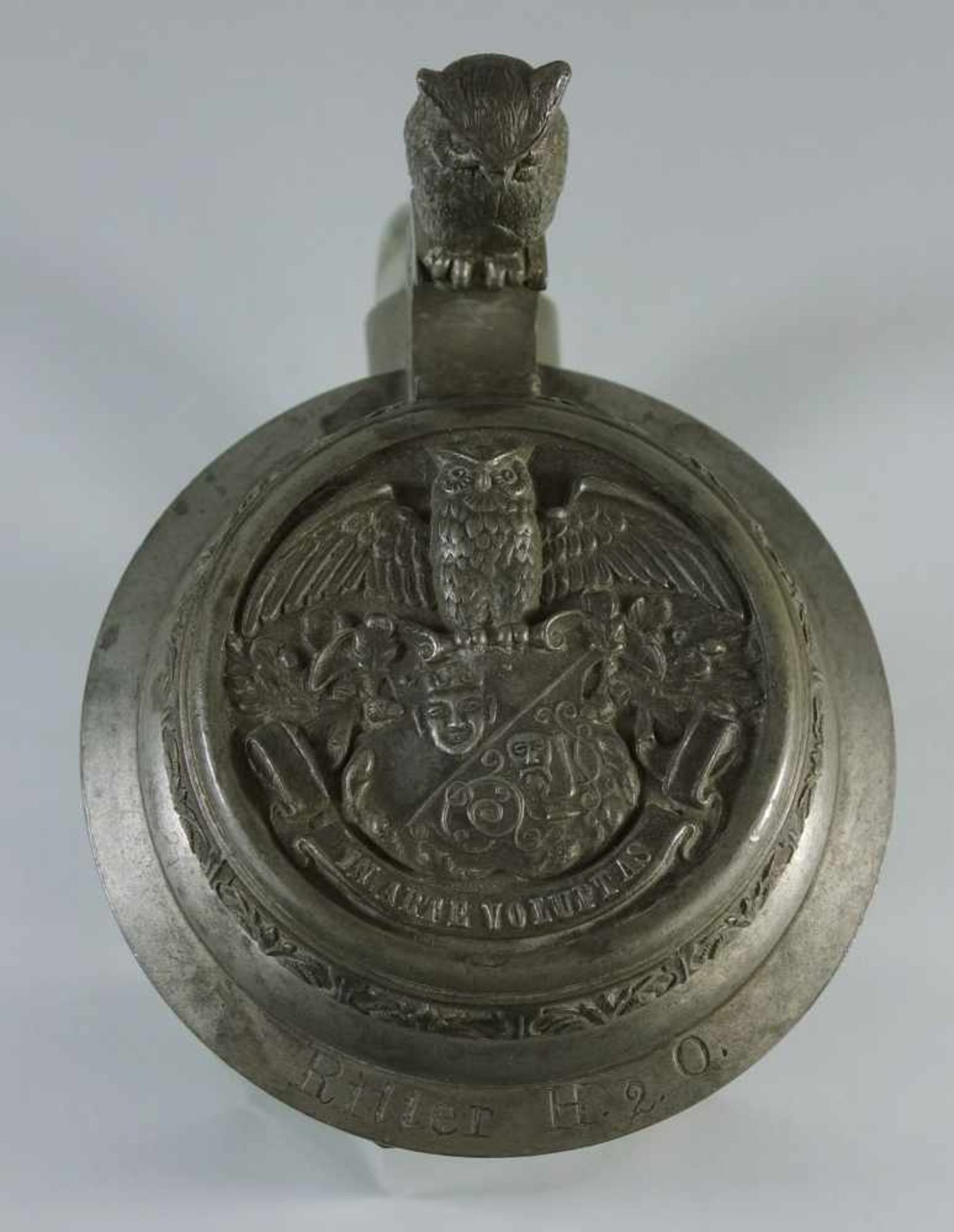 Schlaraffia-Bierkrug mit Zinndeckel, Anf. 20. Jh.Krug aus facettiertem Klarglas mit reliefiertem - Bild 2 aus 3