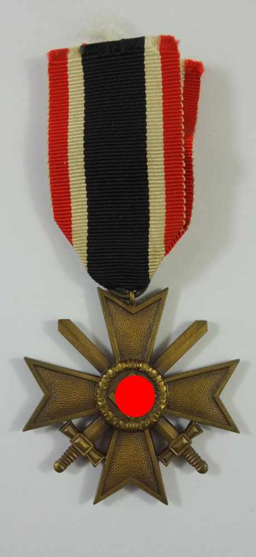 Kriegsverdienstkreuz 2. Klasse mit Schwertern, III. Reich Buntmetall bronziert, am Band, aus dem