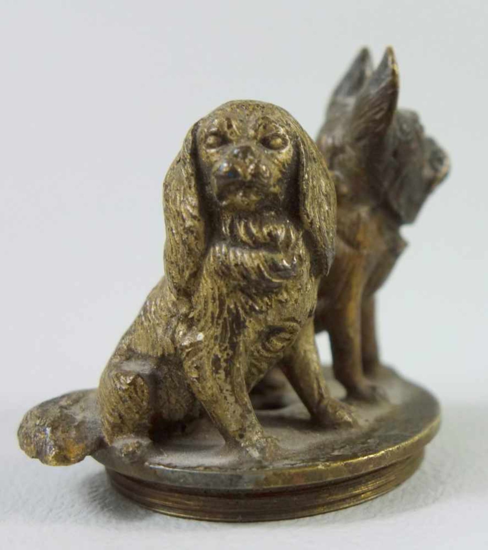 Miniatur "Hunde2, um 1900Bronze, 2 Hunde auf Platte mit Schraubgewinde, H.3,5cm (ehem. - Bild 3 aus 3