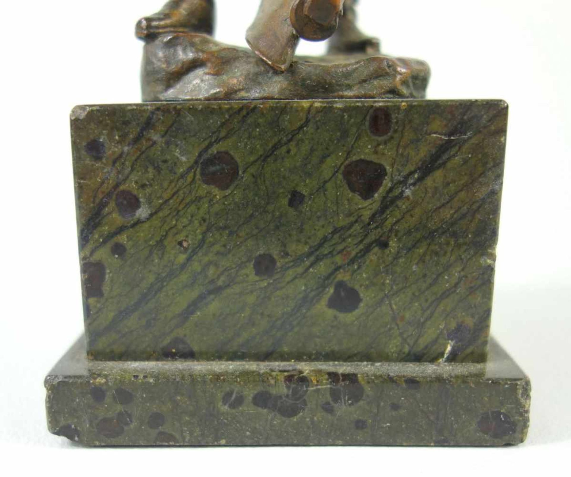 Canisius, Bauer mit Handpflug, um 1930Bronze, Ritzsignum, eckiger Sockel aus Zöblitzer Serpentin, - Bild 2 aus 3