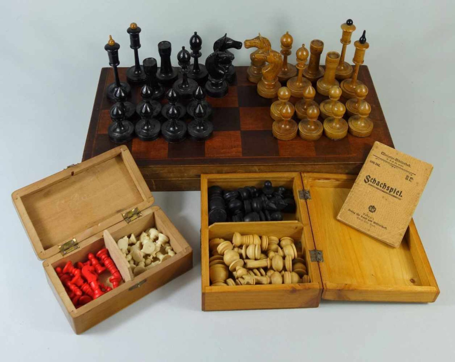 Schach-Konvolut: 3 Spiele, Brett und Heft1* 32 Figuren, Biedermeier, Holz, H.von 5cm bis 10cm; 1* 32