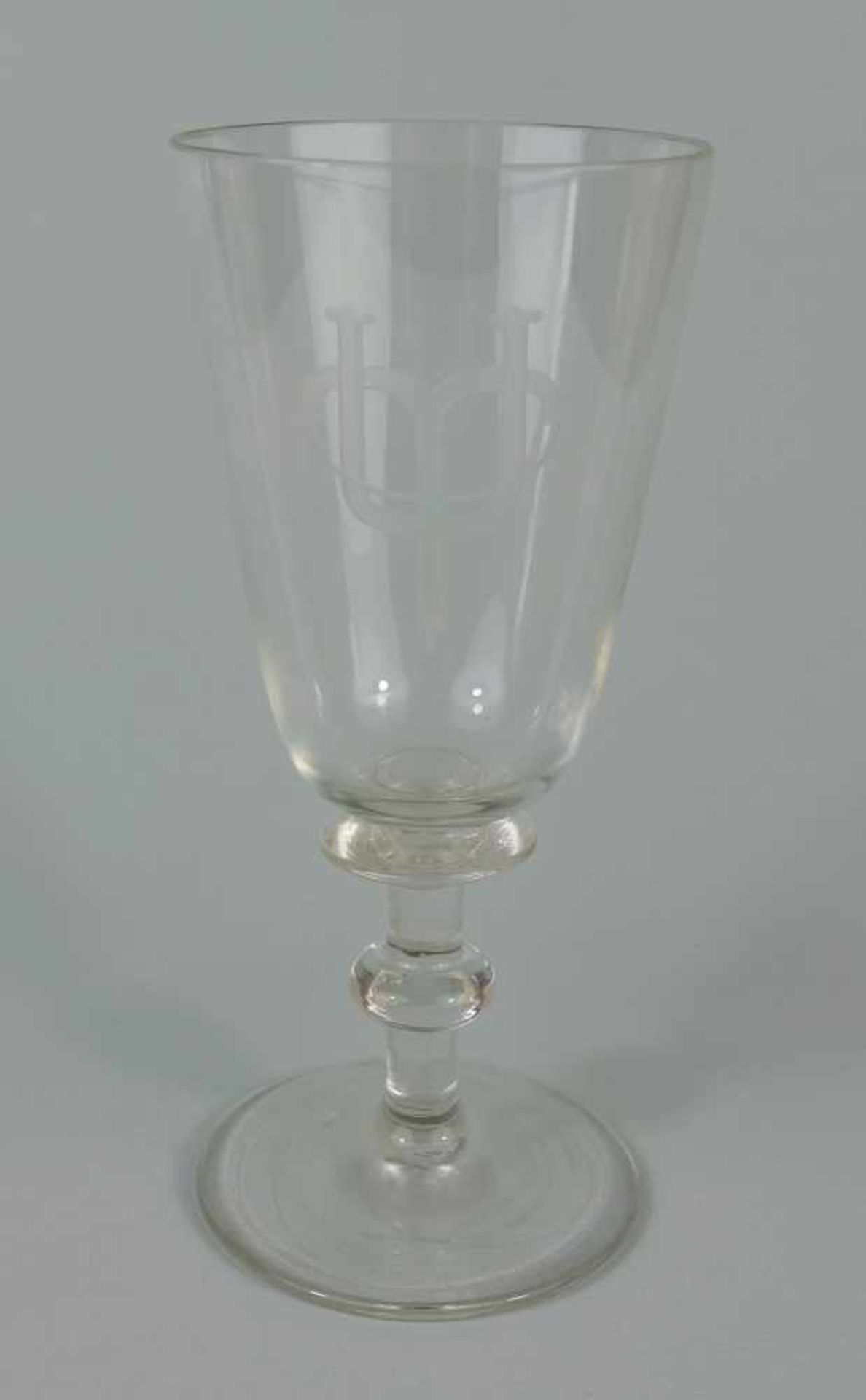 Pokalglas mit Monogramm, Ende 19. Jh.Klarglas, Schaft mit Kugelnodus, konische Kuppa mit