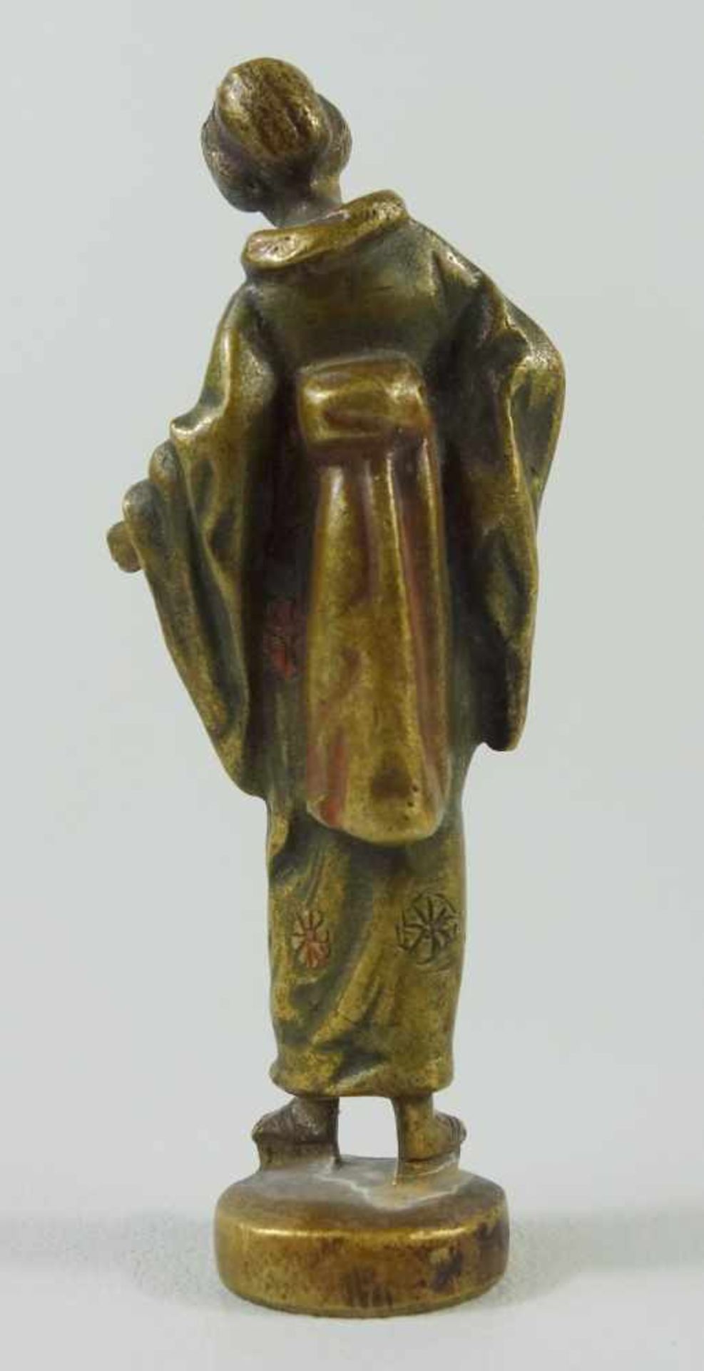 Petschaft Geisha, um 1910Bronze, tlw.farbig staffert, Unterseite mit Monogramm S.S., H.9cm - Bild 3 aus 4