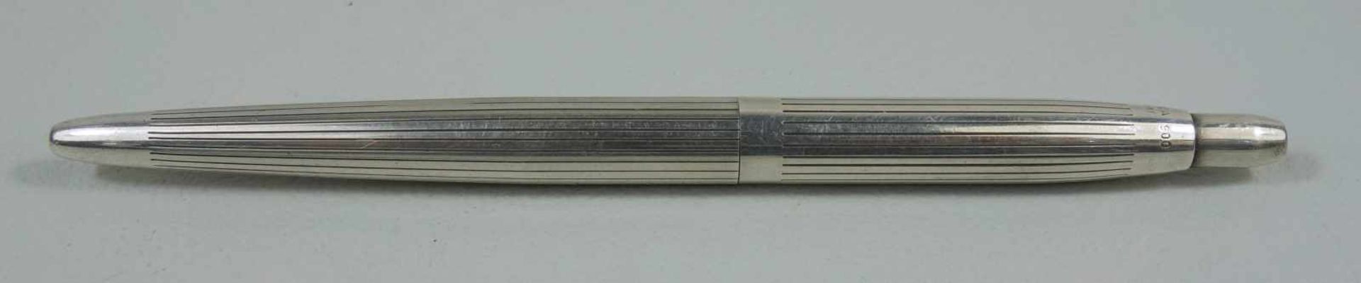 Kleiner Kugelschreiber, "Fend Truxa", 900er Silbergerillt, mit Druckknopf, L.11cm, Gew.14g