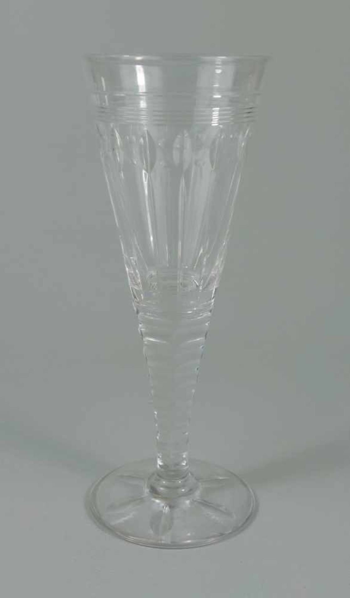 Aperitifglas, Stuart Glass England, 20.Jh.Klarglas, konisch, facettierter Schaft, geschliffene