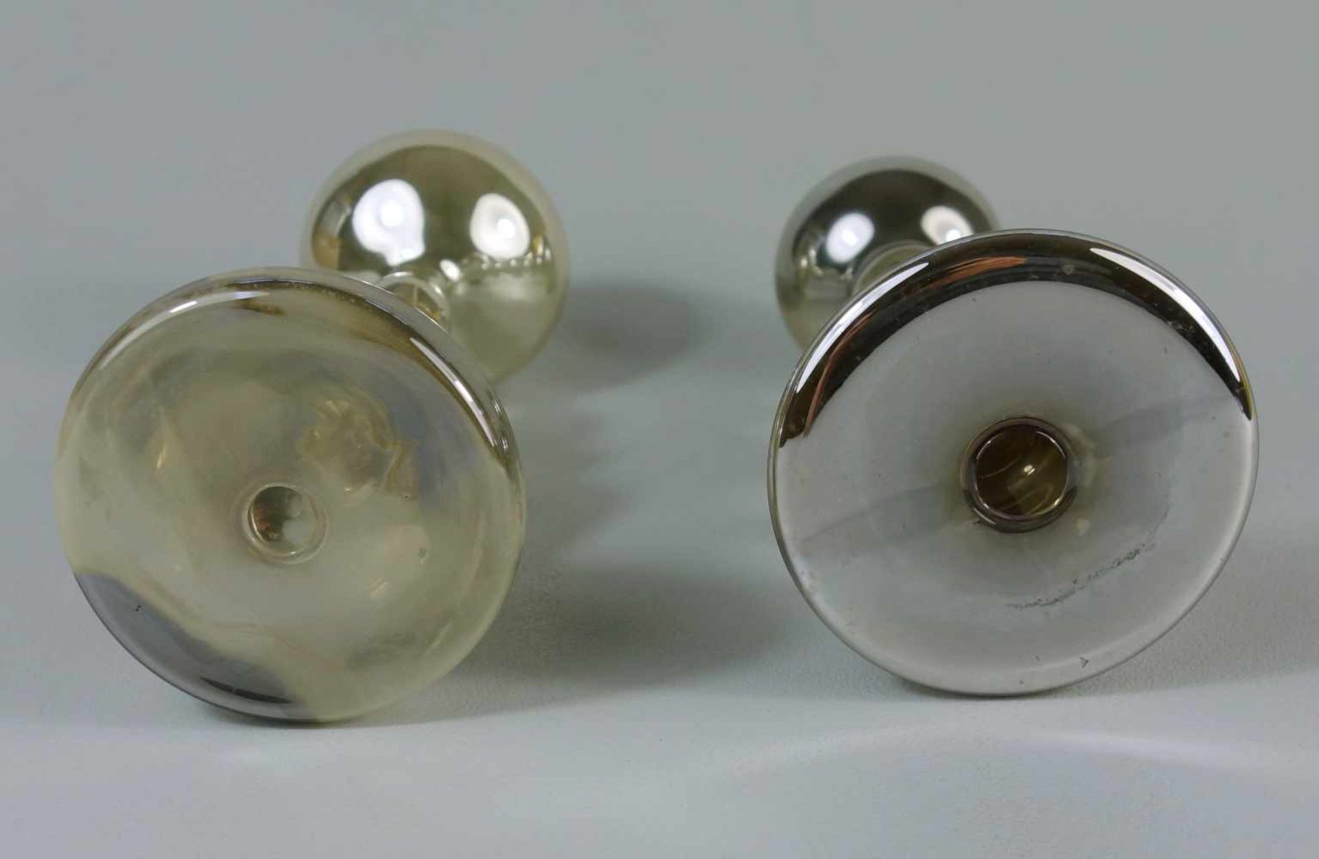 2 Kerzenleucher, Bauernsilber, wohl 19. Jh.Klarglas innen mit Silber bedampft, gewölbter Stand, - Bild 2 aus 2